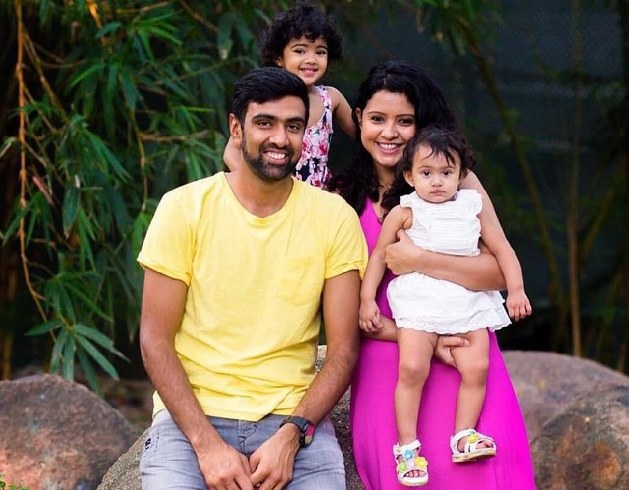 <p>క్రికెటర్ రవిచంద్రన్ అశ్విన్ సతీమణి ప్రీతి నారాయణన్కి సోషల్ మీడియాలో మంచి ఫాలోయింగ్ ఉంది. ముఖ్యంగా ట్విట్టర్లో 10 ఏళ్లుగా యాక్టీవ్గా ఉంటున్న ప్రతీ మంచి ఫాలోయింగ్ తెచ్చుకుంది. </p> <p>క్రికెటర్ రవిచంద్రన్ అశ్విన్ సతీమణి ప్రీతి నారాయణన్కి సోషల్ మీడియాలో మంచి ఫాలోయింగ్ ఉంది. ముఖ్యంగా ట్విట్టర్లో 10 ఏళ్లుగా యాక్టీవ్గా ఉంటున్న ప్రతీ మంచి ఫాలోయింగ్ తెచ్చుకుంది. </p>