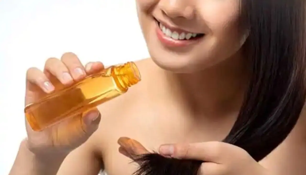 <p style="text align: justify;">ಶುಷ್ಕತೆಯನ್ನು ತಡೆಗಟ್ಟಲು ಮತ್ತು ನೆತ್ತಿಯ ಸಮಸ್ಯೆಗಳನ್ನು ಶಮನಗೊಳಿಸಲು, ಎಣ್ಣೆ ಹಾಕುವುದು ಒಂದು ಪ್ರಮುಖ ಹಂತವಾಗಿದೆ. ನಿಮ್ಮ ಕೂದಲನ್ನು ಎಣ್ಣೆ ಚಿಕಿತ್ಸೆಯಿಂದ ಮಸಾಜ್ ಮಾಡಿ ನಂತರ ಕೂದಲನ್ನು ಸೌಮ್ಯವಾದ ಕ್ಲೆನ್ಸರ್ ಮತ್ತು ಕಂಡಿಷನರ್ ಬಳಸಿ ಚೆನ್ನಾಗಿ ತೊಳೆಯಿರಿ. ಪ್ಯಾರಾಬೆನ್ ಮತ್ತು ಸಲ್ಫೇಟ್ ಮುಕ್ತ ಕ್ಲೆನ್ಸರ್ ಮತ್ತು ಕಂಡಿಷನರ್ ಉತ್ತಮ.</p> <p style="text align: justify;">ಶುಷ್ಕತೆಯನ್ನು ತಡೆಗಟ್ಟಲು ಮತ್ತು ನೆತ್ತಿಯ ಸಮಸ್ಯೆಗಳನ್ನು ಶಮನಗೊಳಿಸಲು, ಎಣ್ಣೆ ಹಾಕುವುದು ಒಂದು ಪ್ರಮುಖ ಹಂತವಾಗಿದೆ. ನಿಮ್ಮ ಕೂದಲನ್ನು ಎಣ್ಣೆ ಚಿಕಿತ್ಸೆಯಿಂದ ಮಸಾಜ್ ಮಾಡಿ ನಂತರ ಕೂದಲನ್ನು ಸೌಮ್ಯವಾದ ಕ್ಲೆನ್ಸರ್ ಮತ್ತು ಕಂಡಿಷನರ್ ಬಳಸಿ ಚೆನ್ನಾಗಿ ತೊಳೆಯಿರಿ. ಪ್ಯಾರಾಬೆನ್ ಮತ್ತು ಸಲ್ಫೇಟ್ ಮುಕ್ತ ಕ್ಲೆನ್ಸರ್ ಮತ್ತು ಕಂಡಿಷನರ್ ಉತ್ತಮ.</p>