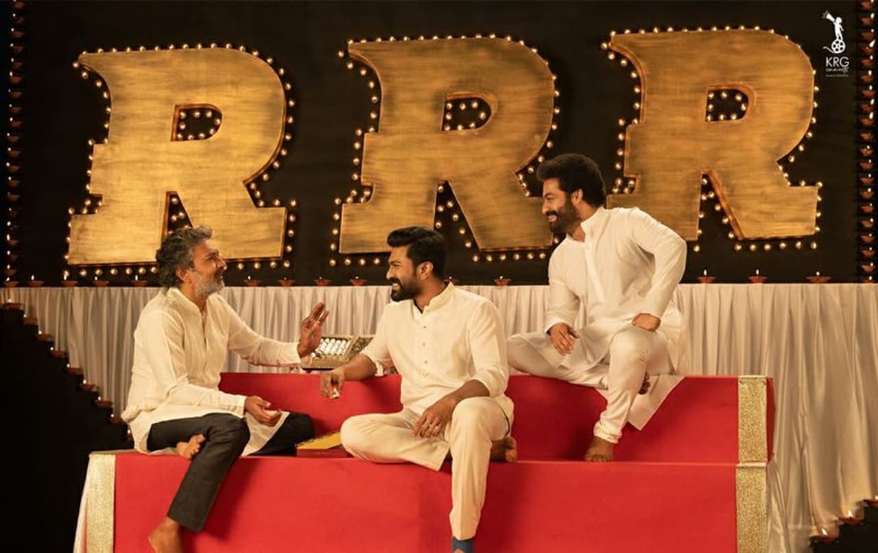 <p>ರಾಮ್ ಚರಣ್ ಮತ್ತು ಜೂ. ಎನ್ಟಿಆರ್ ಹೊಸ ಲುಕ್ ನಲ್ಲಿ ಕಾಣಿಸಿಕೊಂಡಿದ್ದಾರೆ.</p> <p>ರಾಮ್ ಚರಣ್ ಮತ್ತು ಜೂ. ಎನ್ಟಿಆರ್ ಹೊಸ ಲುಕ್ ನಲ್ಲಿ ಕಾಣಿಸಿಕೊಂಡಿದ್ದಾರೆ.</p>