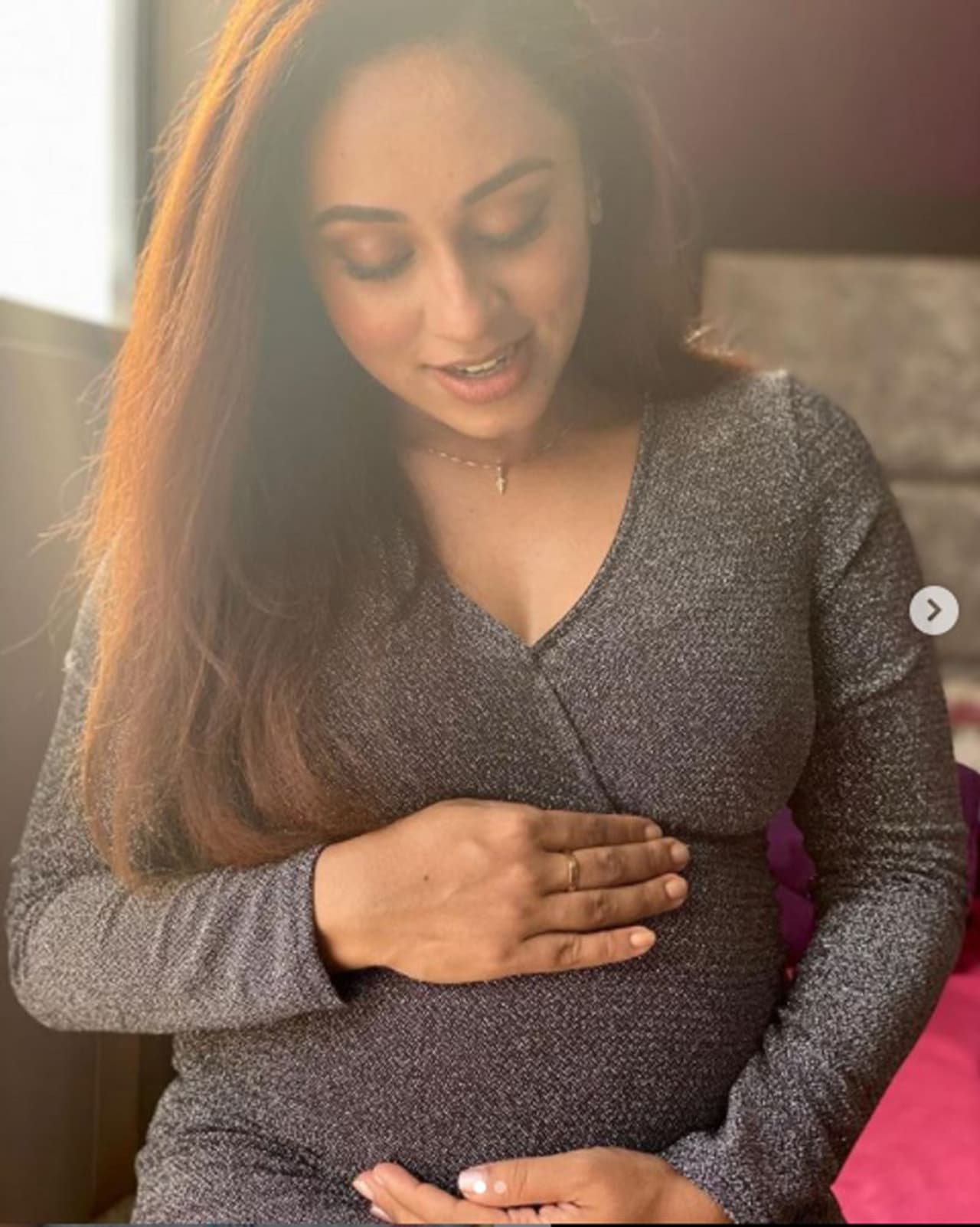 <p>“ഈ ലോകം മനോഹരമായ ഒരു സ്ഥലമാണ് കുഞ്ഞേ. നീ അത് കാണുന്നത് വരെ കാത്തിരിക്കാനാവില്ല” എന്നാണ് ചിത്രങ്ങൾ പങ്കുവച്ച് പേളി കുറിക്കുന്നത്. (courtesy instagram photos)</p> <p>“ഈ ലോകം മനോഹരമായ ഒരു സ്ഥലമാണ് കുഞ്ഞേ. നീ അത് കാണുന്നത് വരെ കാത്തിരിക്കാനാവില്ല” എന്നാണ് ചിത്രങ്ങൾ പങ്കുവച്ച് പേളി കുറിക്കുന്നത്. (courtesy instagram photos)</p>