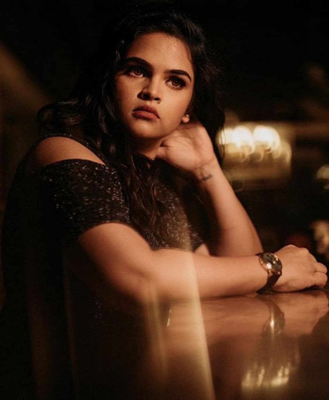 <p>கழுத்தில் கை வைத்தபடி அசத்தல் போஸ் </p> <p>கழுத்தில் கை வைத்தபடி அசத்தல் போஸ் </p>