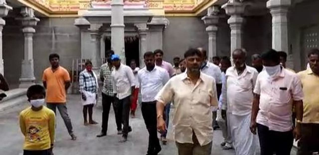 <p>ರಾಜರಾಜೇಶ್ವರಿ ನಗರ ಹಾಗೂ ಶಿರಾ ವಿಧಾನಸಭಾ ಉಪಚುನಾವಣೆಯಲ್ಲಿ ಕಾಂಗ್ರೆಸ್ ಸೋಲಿನ ಬಳಿಕ ಕೆಪಿಸಿಸಿ ಅಧ್ಯಕ್ಷ ಡಿಕೆ ಶಿವಕುಮಾರ್ ತಮ್ಮ ವಿಶೇಷ ಸ್ಥಳಕ್ಕೆ ಭೇಟಿ ನೀಡಿದ್ದಾರೆ.</p> <p>ರಾಜರಾಜೇಶ್ವರಿ ನಗರ ಹಾಗೂ ಶಿರಾ ವಿಧಾನಸಭಾ ಉಪಚುನಾವಣೆಯಲ್ಲಿ ಕಾಂಗ್ರೆಸ್ ಸೋಲಿನ ಬಳಿಕ ಕೆಪಿಸಿಸಿ ಅಧ್ಯಕ್ಷ ಡಿಕೆ ಶಿವಕುಮಾರ್ ತಮ್ಮ ವಿಶೇಷ ಸ್ಥಳಕ್ಕೆ ಭೇಟಿ ನೀಡಿದ್ದಾರೆ.</p>