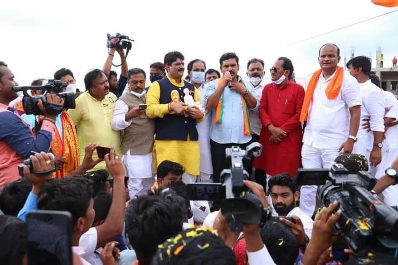 <p>ಶಿರಾದಲ್ಲಿ ಬಿಜೆಪಿ ಗೆಲ್ಲಿಸುವಲ್ಲಿ ಪ್ರಮುಖ ಪಾತ್ರವಹಿಸಿದ್ದ ರಾಜ್ಯ ಬಿಜೆಪಿ ಉಪಾಧ್ಯಕ್ಷ ವಿಜಯೇಂದ್ರ, ಇದೀಗ ಮತ್ತೊಂದು ಉಪಚುನಾವಣೆಯ ಕ್ಷೇತ್ರಕ್ಕೆ ದಾಗುಂಡಿ ಇಟ್ಟಿದ್ದಾರೆ.</p> <p>ಶಿರಾದಲ್ಲಿ ಬಿಜೆಪಿ ಗೆಲ್ಲಿಸುವಲ್ಲಿ ಪ್ರಮುಖ ಪಾತ್ರವಹಿಸಿದ್ದ ರಾಜ್ಯ ಬಿಜೆಪಿ ಉಪಾಧ್ಯಕ್ಷ ವಿಜಯೇಂದ್ರ, ಇದೀಗ ಮತ್ತೊಂದು ಉಪಚುನಾವಣೆಯ ಕ್ಷೇತ್ರಕ್ಕೆ ದಾಗುಂಡಿ ಇಟ್ಟಿದ್ದಾರೆ.</p>