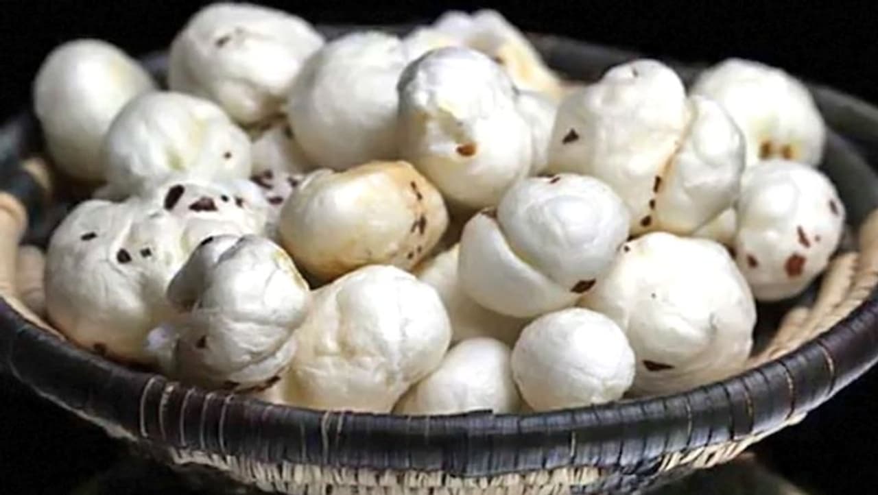 <p style="text align: justify;"><strong>ವೈದ್ಯರು ಏನು ಹೇಳುತ್ತಾರೆ: </strong>ಮಖಾನಾದಲ್ಲಿ ಕೊಲೆಸ್ಟ್ರಾಲ್, ಕೊಬ್ಬು ಮತ್ತು ಸೋಡಿಯಂ ಕಡಿಮೆ, ಮೆಗ್ನೀಸಿಯಮ್, ಕ್ಯಾಲ್ಸಿಯಂ, ಕಾರ್ಬ್ಸ್ ಮತ್ತು ಉತ್ತಮ ಪ್ರೋಟೀನ್ ಗಳು ಹೇರಳವಾಗಿವೆ. ಅಲ್ಲದೆ ಮಖಾನಾ ಗ್ಲುಟೆನ್ ಮುಕ್ತವಾಗಿದೆ.</p> <p style="text align: justify;"><strong>ವೈದ್ಯರು ಏನು ಹೇಳುತ್ತಾರೆ: </strong>ಮಖಾನಾದಲ್ಲಿ ಕೊಲೆಸ್ಟ್ರಾಲ್, ಕೊಬ್ಬು ಮತ್ತು ಸೋಡಿಯಂ ಕಡಿಮೆ, ಮೆಗ್ನೀಸಿಯಮ್, ಕ್ಯಾಲ್ಸಿಯಂ, ಕಾರ್ಬ್ಸ್ ಮತ್ತು ಉತ್ತಮ ಪ್ರೋಟೀನ್ ಗಳು ಹೇರಳವಾಗಿವೆ. ಅಲ್ಲದೆ ಮಖಾನಾ ಗ್ಲುಟೆನ್ ಮುಕ್ತವಾಗಿದೆ.</p>