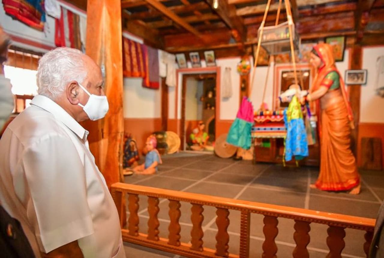 <p>ರಾಜ್ಯದ ಎಲ್ಲ ಗ್ರಾಮಗಳ ಜೀವನ ಕ್ರಮವನ್ನು ಬಿಂಬಿಸುವ ಪಾರಂಪರಿಕ ಗ್ರಾಮ ಅದ್ಭುತವಾಗಿ ಮೂಡಿ ಬಂದಿದೆ. ಹಿಂದಿನ ಕಾಲದ ಗ್ರಾಮ ಜೀವನವನ್ನು ಹಳ್ಳಿಯ ಮತ್ತು ನಗರದ ಮಕ್ಕಳು ನೋಡಿ ತಿಳಿದುಕೊಳ್ಳಲು ಇದು ಉತ್ತಮ ವೇದಿಕೆಯಾಗಿದೆ ಎಂದು ಹೇಳಿದ ಸಿಎಂ</p> <p>ರಾಜ್ಯದ ಎಲ್ಲ ಗ್ರಾಮಗಳ ಜೀವನ ಕ್ರಮವನ್ನು ಬಿಂಬಿಸುವ ಪಾರಂಪರಿಕ ಗ್ರಾಮ ಅದ್ಭುತವಾಗಿ ಮೂಡಿ ಬಂದಿದೆ. ಹಿಂದಿನ ಕಾಲದ ಗ್ರಾಮ ಜೀವನವನ್ನು ಹಳ್ಳಿಯ ಮತ್ತು ನಗರದ ಮಕ್ಕಳು ನೋಡಿ ತಿಳಿದುಕೊಳ್ಳಲು ಇದು ಉತ್ತಮ ವೇದಿಕೆಯಾಗಿದೆ ಎಂದು ಹೇಳಿದ ಸಿಎಂ</p>