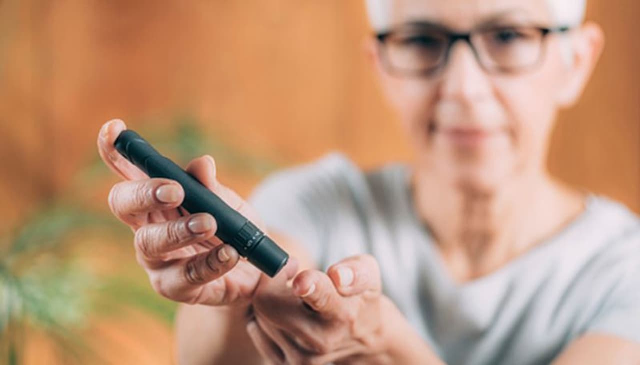 <p>ಬ್ಲ್ಯಾಕ್ ಕರಂಟ್ ಗಳನ್ನು ಸಾಮಾನ್ಯವಾಗಿ &nbsp;ಸಿಹಿಯನ್ನು ಬೆರೆಸಿ ತಿನ್ನುತ್ತಾರೆ ಏಕೆಂದರೆ ಅವುಗಳ ನೈಸರ್ಗಿಕ ಹುಳಿ ಅಂಶ ಹೊಂದಿದೆ. ಇದರಿಂದ ಕೆಲವು ಮಧುಮೇಹಿಗಳು ಆತಂಕಕ್ಕೊಳಗಾಗಬಹುದು. ಆದರೆ ಅಧ್ಯಯನದ ಪ್ರಕಾರ, ಬ್ಲ್ಯಾಕ್ ಕರಂಟ್ ಗಳೊಂದಿಗೆ ಸೇವಿಸುವ ಸಕ್ಕರೆ , ಹಾಗೆ ಸೇವಿಸುವ ಸಕ್ಕರೆಯಂತೆ ಅನಾರೋಗ್ಯಕರವಲ್ಲ ಎಂದು ತಿಳಿಸಿದೆ. .</p>