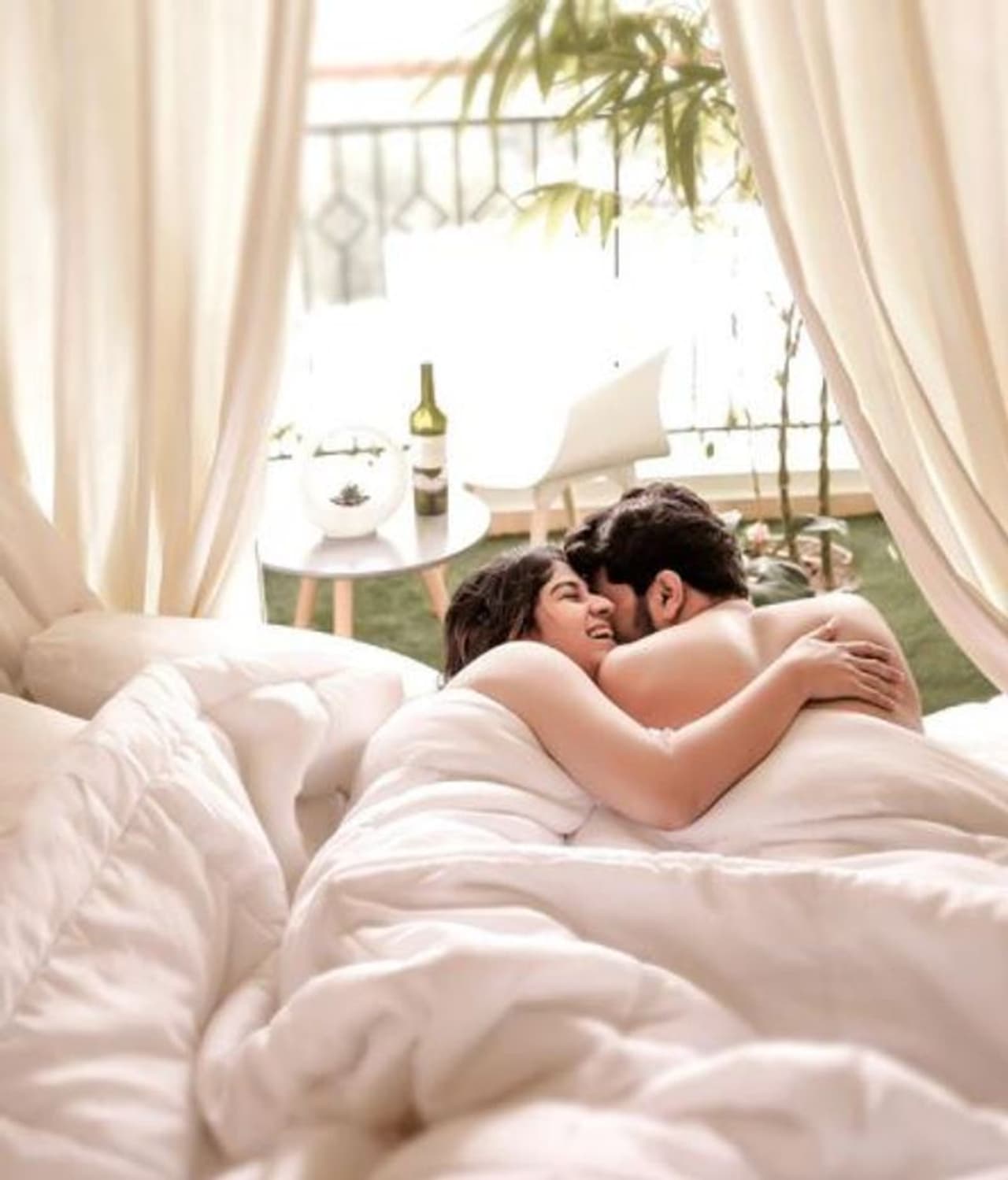 <p>ಕೇರಳಂ ಸರಿಗಮಪ ರಿಯಾಲಿಟಿ ಶೋ ನಿರೂಪಕ ಜೀವಾ ಜೋಸೆಫ್ ಹಾಗೂ ಪತ್ನಿ ಅಪರ್ಣಾ 5ನೇ ವಿವಾಹ ವಾರ್ಷಿಕೋತ್ಸವದ ಸಲುವಾಗಿ ವಿಭಿನ್ನ ಫೋಟೋ ಶೂಟ್ ಮಾಡಿಸಿದ್ದಾರೆ.</p> <p>ಕೇರಳಂ ಸರಿಗಮಪ ರಿಯಾಲಿಟಿ ಶೋ ನಿರೂಪಕ ಜೀವಾ ಜೋಸೆಫ್ ಹಾಗೂ ಪತ್ನಿ ಅಪರ್ಣಾ 5ನೇ ವಿವಾಹ ವಾರ್ಷಿಕೋತ್ಸವದ ಸಲುವಾಗಿ ವಿಭಿನ್ನ ಫೋಟೋ ಶೂಟ್ ಮಾಡಿಸಿದ್ದಾರೆ.</p>