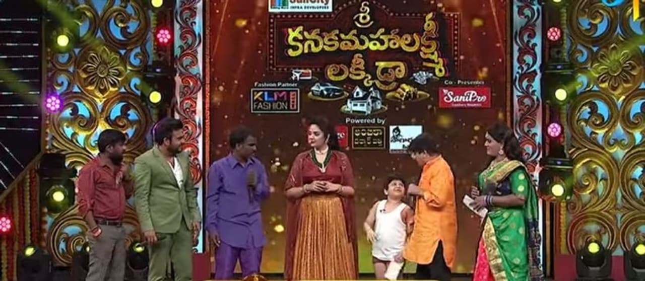 <p>ప్రతి పండగకి ఈటీవీ స్పెషల్ ఈవెంట్స్ వేరే లెవెల్ లో ఉంటుంటాయి. మల్లెమాల ఈటీవీతో జత కట్టిన తరువాత నుంచి అవి వేరే లెవెల్ లో ఉంటున్నాయి. దసరా, న్యూ ఇయర్, దీపావళి, ఉగాది... పండగేదైనా ప్రేక్షకులను పూర్తిగా ఎంటర్టైన్ చేస్తుంది ఈటీవీ క్రూ. మొన్న నూతన సంవత్సరం సందర్భంగా కూడా ఈటీవీలో ప్రత్యేకమైన ప్రోగ్రాం ప్రసారమైంది. అది కూడా సూపర్ హిట్. కరోనా నేపథ్యంలో ఇంటికే పరిమితమైన ఎందరో ఆ షోని బాగా ఆదరించారు. (Pic Credit Mallemala)</p> <p>ప్రతి పండగకి ఈటీవీ స్పెషల్ ఈవెంట్స్ వేరే లెవెల్ లో ఉంటుంటాయి. మల్లెమాల ఈటీవీతో జత కట్టిన తరువాత నుంచి అవి వేరే లెవెల్ లో ఉంటున్నాయి. దసరా, న్యూ ఇయర్, దీపావళి, ఉగాది... పండగేదైనా ప్రేక్షకులను పూర్తిగా ఎంటర్టైన్ చేస్తుంది ఈటీవీ క్రూ. మొన్న నూతన సంవత్సరం సందర్భంగా కూడా ఈటీవీలో ప్రత్యేకమైన ప్రోగ్రాం ప్రసారమైంది. అది కూడా సూపర్ హిట్. కరోనా నేపథ్యంలో ఇంటికే పరిమితమైన ఎందరో ఆ షోని బాగా ఆదరించారు. (Pic Credit Mallemala)</p>