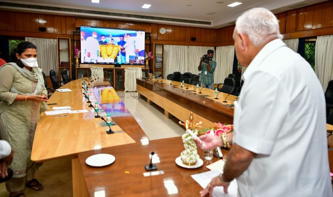 <p>ಬೆಂಗಳೂರಿನ ಸಿಎಂ ಗೃಹ ಕಚೇರಿ ಕೃಷ್ಣಾದಿಂದ ವರ್ಚುವಲ್ ಫ್ಲಾಟ್ಫಾರ್ಮ್ ಮೂಲಕ 478 ಕೋಟಿ ರು. ಅಂದಾಜು ವೆಚ್ಚದ ಹಾವೇರಿ ಸರ್ಕಾರಿ ಮೆಡಿಕಲ್ ಕಾಲೇಜು ಕಟ್ಟಡಕ್ಕೆ ಅವರು ಶಿಲಾನ್ಯಾಸ ನೆರವೇರಿಸಿದ್ದಾರೆ.</p> <p>ಬೆಂಗಳೂರಿನ ಸಿಎಂ ಗೃಹ ಕಚೇರಿ ಕೃಷ್ಣಾದಿಂದ ವರ್ಚುವಲ್ ಫ್ಲಾಟ್ಫಾರ್ಮ್ ಮೂಲಕ 478 ಕೋಟಿ ರು. ಅಂದಾಜು ವೆಚ್ಚದ ಹಾವೇರಿ ಸರ್ಕಾರಿ ಮೆಡಿಕಲ್ ಕಾಲೇಜು ಕಟ್ಟಡಕ್ಕೆ ಅವರು ಶಿಲಾನ್ಯಾಸ ನೆರವೇರಿಸಿದ್ದಾರೆ.</p>