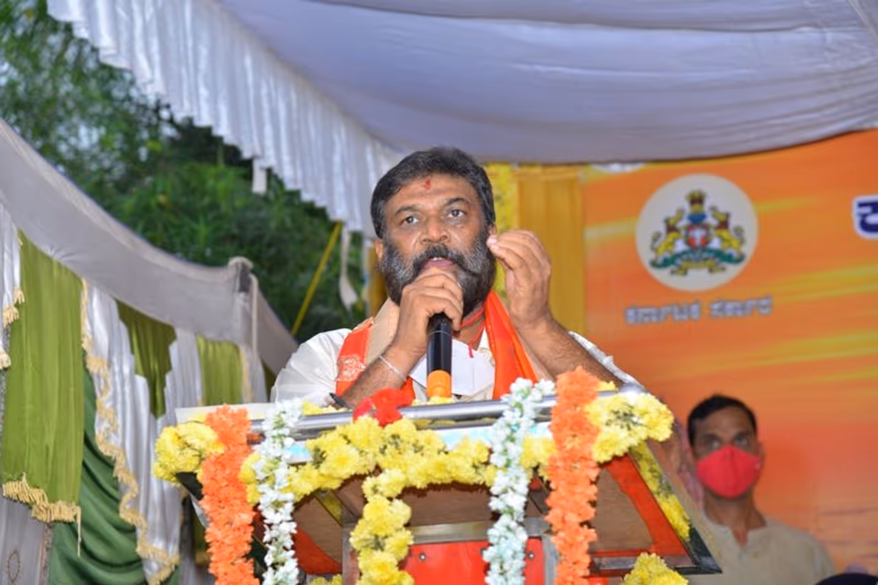 <p>ಹಂಪಿಯ ಉದ್ದಾನ ವೀರಭದ್ರೇಶ್ವರ ದೇವಸ್ಥಾನ ಬಳಿ ಶುಕ್ರವಾರ ಸಂಜೆ ಒಂದು ದಿನದ ಸಾಂಕೇತಿಕ ಹಂಪಿ ಉತ್ಸವಕ್ಕೆ ಚಾಲನೆ ನೀಡಿ ಅವರು ಮಾತನಾಡಿದರು. ಕೊರೋನಾ ಹಿನ್ನೆಲೆಯಲ್ಲಿ ಹಂಪಿ ಉತ್ಸವ ಸರಳವಾಗಿ ಒಂದು ದಿನಕ್ಕೆ ಸೀಮಿತಗೊಳಿಸಿ ಉತ್ಸವ ನಡೆಸಲಾಗುತ್ತಿದೆ. ಇದರಿಂದ ಕಲಾವಿದರು ಸೇರಿದಂತೆ ಉತ್ಸವ ಪ್ರಿಯರಿಗೆ ತೀವ್ರ ಬೇಸರವಾಗಿದೆ. ಅನೇಕ ಕಾರಣಗಳಿಂದ ಆಗಾಗ್ಗೆ ಉತ್ಸವ ಅದ್ಧೂರಿಯಾಗಿ ಆಚರಿಸಲು ಸಾಧ್ಯವಾಗಿಲ್ಲ. ಐದು ವರ್ಷಗಳ ಉತ್ಸವವನ್ನು ಒಂದೇ ಬಾರಿ ಕಣ್ತುಂಬಿಕೊಳ್ಳುವಂತೆ ಮಾಡುತ್ತೇವೆ ಎಂದು ತಿಳಿಸಿದ ಆನಂದ ಸಿಂಗ್ </p> <p>ಹಂಪಿಯ ಉದ್ದಾನ ವೀರಭದ್ರೇಶ್ವರ ದೇವಸ್ಥಾನ ಬಳಿ ಶುಕ್ರವಾರ ಸಂಜೆ ಒಂದು ದಿನದ ಸಾಂಕೇತಿಕ ಹಂಪಿ ಉತ್ಸವಕ್ಕೆ ಚಾಲನೆ ನೀಡಿ ಅವರು ಮಾತನಾಡಿದರು. ಕೊರೋನಾ ಹಿನ್ನೆಲೆಯಲ್ಲಿ ಹಂಪಿ ಉತ್ಸವ ಸರಳವಾಗಿ ಒಂದು ದಿನಕ್ಕೆ ಸೀಮಿತಗೊಳಿಸಿ ಉತ್ಸವ ನಡೆಸಲಾಗುತ್ತಿದೆ. ಇದರಿಂದ ಕಲಾವಿದರು ಸೇರಿದಂತೆ ಉತ್ಸವ ಪ್ರಿಯರಿಗೆ ತೀವ್ರ ಬೇಸರವಾಗಿದೆ. ಅನೇಕ ಕಾರಣಗಳಿಂದ ಆಗಾಗ್ಗೆ ಉತ್ಸವ ಅದ್ಧೂರಿಯಾಗಿ ಆಚರಿಸಲು ಸಾಧ್ಯವಾಗಿಲ್ಲ. ಐದು ವರ್ಷಗಳ ಉತ್ಸವವನ್ನು ಒಂದೇ ಬಾರಿ ಕಣ್ತುಂಬಿಕೊಳ್ಳುವಂತೆ ಮಾಡುತ್ತೇವೆ ಎಂದು ತಿಳಿಸಿದ ಆನಂದ ಸಿಂಗ್ </p>