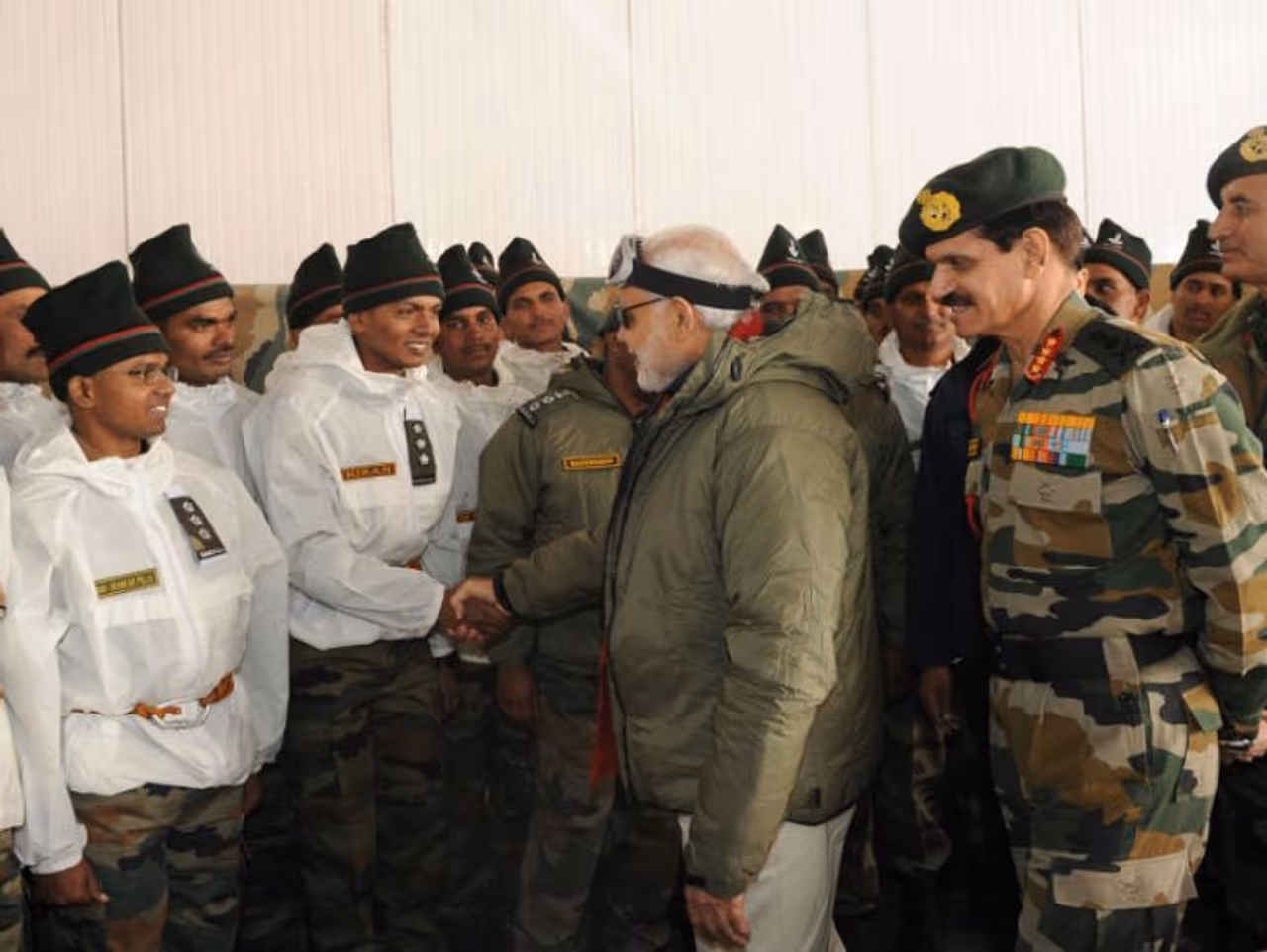 <p>23 ಅಕ್ಟೋಬರ್ 2014: ಪಿಎಂ ಆದ ಬಳಿಕ ಸಿಯಾಚಿನ್ನಲ್ಲಿ ಮೊದಲ ದೀಪಾವಳಿ ಆಚರಿಸಿದ ನರೇಂದ್ರ ಮೋದಿ. ಸಿಯಾಚಿನ್ಗೆ ಭೇಟಿ ನಿಡಿ ಸೈನಿಕರೊಂದಿಗೆ ಸಮಯ ಕಳೆದಿದ್ದ ಪ್ರಧಾನಿ.</p> <p>23 ಅಕ್ಟೋಬರ್ 2014: ಪಿಎಂ ಆದ ಬಳಿಕ ಸಿಯಾಚಿನ್ನಲ್ಲಿ ಮೊದಲ ದೀಪಾವಳಿ ಆಚರಿಸಿದ ನರೇಂದ್ರ ಮೋದಿ. ಸಿಯಾಚಿನ್ಗೆ ಭೇಟಿ ನಿಡಿ ಸೈನಿಕರೊಂದಿಗೆ ಸಮಯ ಕಳೆದಿದ್ದ ಪ್ರಧಾನಿ.</p>