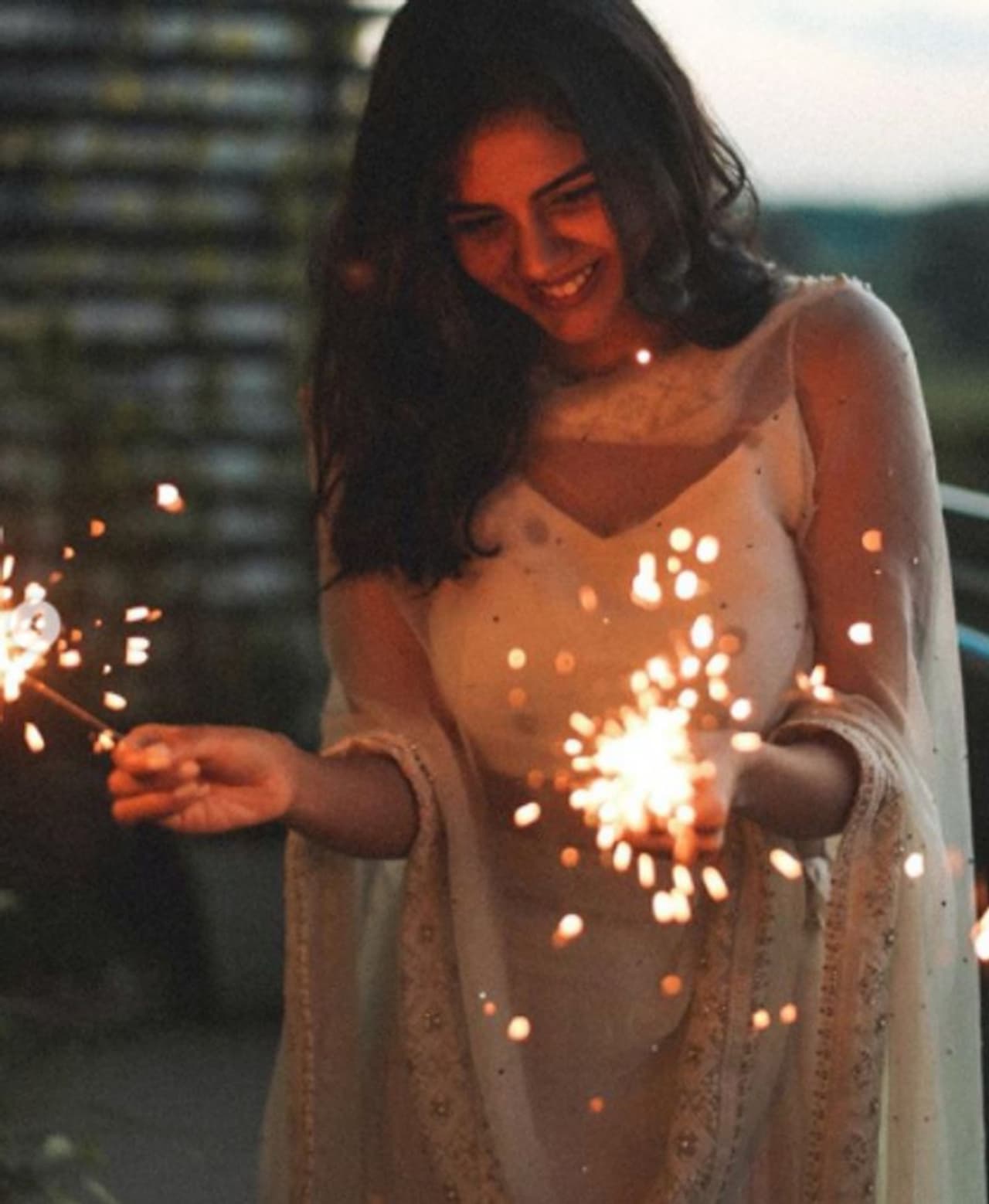 <p>നമ്മുടെ പദാവലികളില് കൊവിഡ് എന്ന വാക്ക് നിലവിലില്ലാത്ത ഒരു ദീപാവലി എന്നാണ് കല്യാണി പ്രിയദര്ശൻ ക്യാപ്ഷൻ എഴുതിയിരിക്കുന്നത്. </p> <p>നമ്മുടെ പദാവലികളില് കൊവിഡ് എന്ന വാക്ക് നിലവിലില്ലാത്ത ഒരു ദീപാവലി എന്നാണ് കല്യാണി പ്രിയദര്ശൻ ക്യാപ്ഷൻ എഴുതിയിരിക്കുന്നത്. </p>