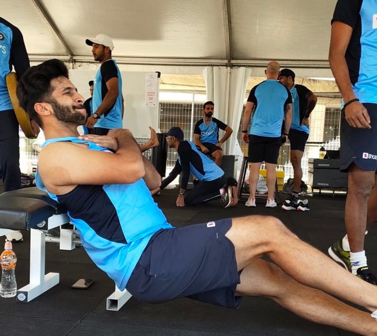 <p>ಆಸ್ಟ್ರೇಲಿಯಾ ವಿರುದ್ಧದ ಸರಣಿಗಾಗಿ ಟೀಂ ಇಂಡಿಯಾ ಕಾಂಗರೂ ನಾಡಿನಲ್ಲಿ ಬೀಡುಬಿಟ್ಟಿದೆ. ಕೊರೋನಾ ವೈರಸ್ ಕಾರಣ ಟೀಂ ಇಂಡಿಯಾ ಕ್ರಿಕೆಟಿಗರು ಕ್ವಾರಂಟೈನ್ ನಿಯಮ ಪಾಲಿಸಲೇಬೇಕು.</p> <p>ಆಸ್ಟ್ರೇಲಿಯಾ ವಿರುದ್ಧದ ಸರಣಿಗಾಗಿ ಟೀಂ ಇಂಡಿಯಾ ಕಾಂಗರೂ ನಾಡಿನಲ್ಲಿ ಬೀಡುಬಿಟ್ಟಿದೆ. ಕೊರೋನಾ ವೈರಸ್ ಕಾರಣ ಟೀಂ ಇಂಡಿಯಾ ಕ್ರಿಕೆಟಿಗರು ಕ್ವಾರಂಟೈನ್ ನಿಯಮ ಪಾಲಿಸಲೇಬೇಕು.</p>