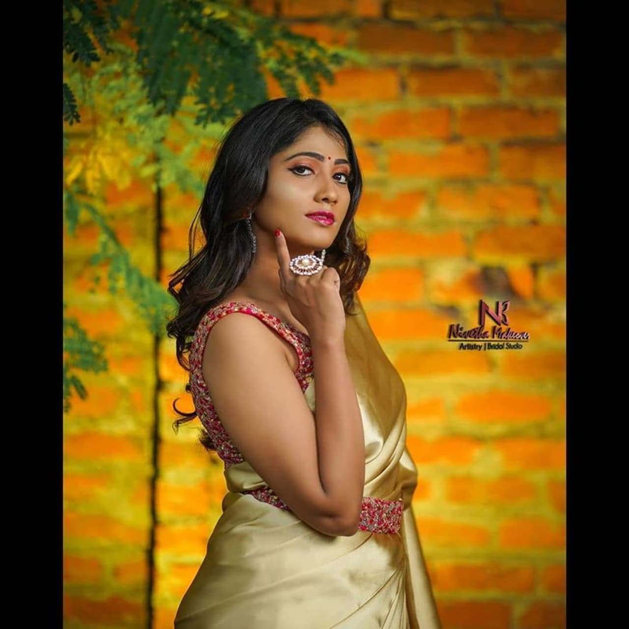 <p>ஜல்லிக்கட்டு போராட்டத்தின் போது விதவிதமாக கோஷம் போட்டு மீடியாக்களின் கவனத்தை ஈர்த்தவர் ஜூலி. அதன் மூலம் பிக்பாஸ் நிகழ்ச்சியின் முதல் சீசனில் போட்டியாளராக பங்கேற்றார்.</p> <p>ஜல்லிக்கட்டு போராட்டத்தின் போது விதவிதமாக கோஷம் போட்டு மீடியாக்களின் கவனத்தை ஈர்த்தவர் ஜூலி. அதன் மூலம் பிக்பாஸ் நிகழ்ச்சியின் முதல் சீசனில் போட்டியாளராக பங்கேற்றார்.</p>