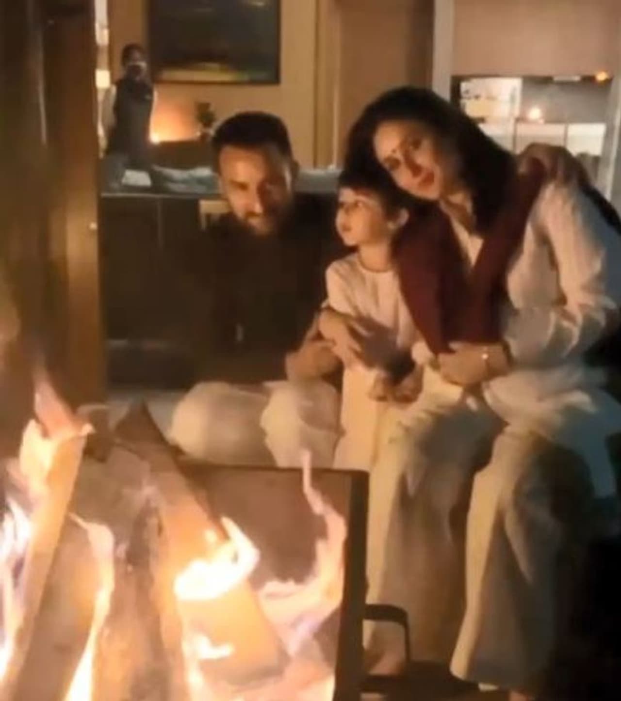 <p>ఈ దీపావళిని కొందరు స్టార్స్ సినిమా సెట్లోనే సెలబ్రేట్ చేసుకుంటున్నారు. అందులో సైఫ్, కరీనాల జోడీ, మలైకా, అర్జున్ కపూర్ల జోడీ కూడా ఉన్నారు. </p> <p>ఈ దీపావళిని కొందరు స్టార్స్ సినిమా సెట్లోనే సెలబ్రేట్ చేసుకుంటున్నారు. అందులో సైఫ్, కరీనాల జోడీ, మలైకా, అర్జున్ కపూర్ల జోడీ కూడా ఉన్నారు. </p>