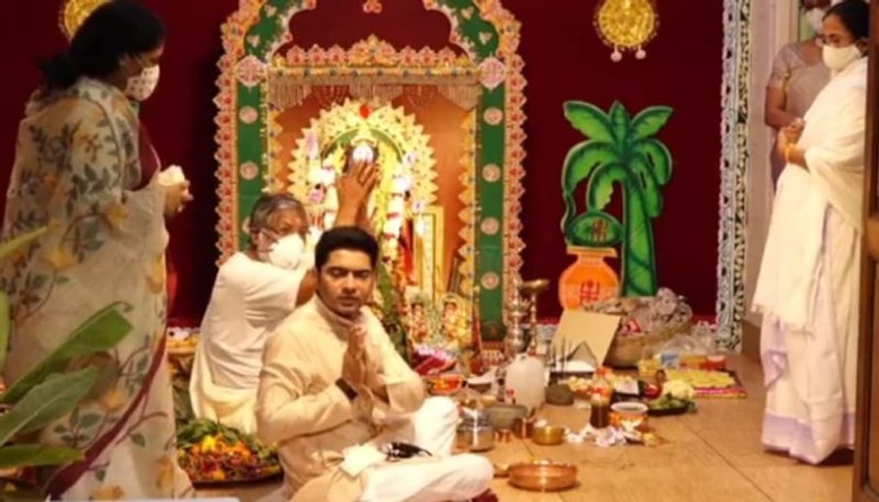 <p style="text align: justify;"><strong>ಲಿನಿನ್ ಶರ್ಟ್ ಮತ್ತು ಪ್ಯಾಂಟ್</strong><br />ಹಗುರವಾದ ಘನ ಬಣ್ಣದ ಲಿನಿನ್ ಶರ್ಟ್ ಖಂಡಿತವಾಗಿಯೂ ಟ್ರೆಂಡಿಯಾಗಿದೆ. ನೀವು ಅದನ್ನು ಪ್ಯಾಂಟ್ ನೊಂದಿಗೆ ಧರಿಸಬಹುದು, ಈ ಶರ್ಟ್ ಗಳು ಸೂಪರ್ ಆರಾಮದಾಯಕ ಮತ್ತು ದೀರ್ಘ ಹಬ್ಬದ ದಿನಗಳಿಗೆ ಸೂಕ್ತವಾಗಿವೆ. ಶೈಲಿಯಲ್ಲಿ ರಾಜಿ ಮಾಡಿಕೊಳ್ಳದೆ ಇದು ನಿಮಗೆ ಸುಂದರವಾಗಿ ಒಪ್ಪುತ್ತದೆ. </p> <p style="text align: justify;"><strong>ಲಿನಿನ್ ಶರ್ಟ್ ಮತ್ತು ಪ್ಯಾಂಟ್</strong><br />ಹಗುರವಾದ ಘನ ಬಣ್ಣದ ಲಿನಿನ್ ಶರ್ಟ್ ಖಂಡಿತವಾಗಿಯೂ ಟ್ರೆಂಡಿಯಾಗಿದೆ. ನೀವು ಅದನ್ನು ಪ್ಯಾಂಟ್ ನೊಂದಿಗೆ ಧರಿಸಬಹುದು, ಈ ಶರ್ಟ್ ಗಳು ಸೂಪರ್ ಆರಾಮದಾಯಕ ಮತ್ತು ದೀರ್ಘ ಹಬ್ಬದ ದಿನಗಳಿಗೆ ಸೂಕ್ತವಾಗಿವೆ. ಶೈಲಿಯಲ್ಲಿ ರಾಜಿ ಮಾಡಿಕೊಳ್ಳದೆ ಇದು ನಿಮಗೆ ಸುಂದರವಾಗಿ ಒಪ್ಪುತ್ತದೆ. </p>