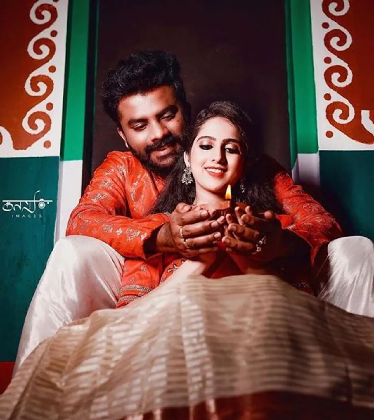 <p>ಮದುವೆ ನಂತರ ಮೊದಲ ದೀಪಾವಳಿ ಆಚರಿಸುತ್ತಿರುವ ನಿವೇದಿತಾ ಗೌಡ ಹಾಗೂ ಚಂದನ್ ಶೆಟ್ಟಿ.</p>