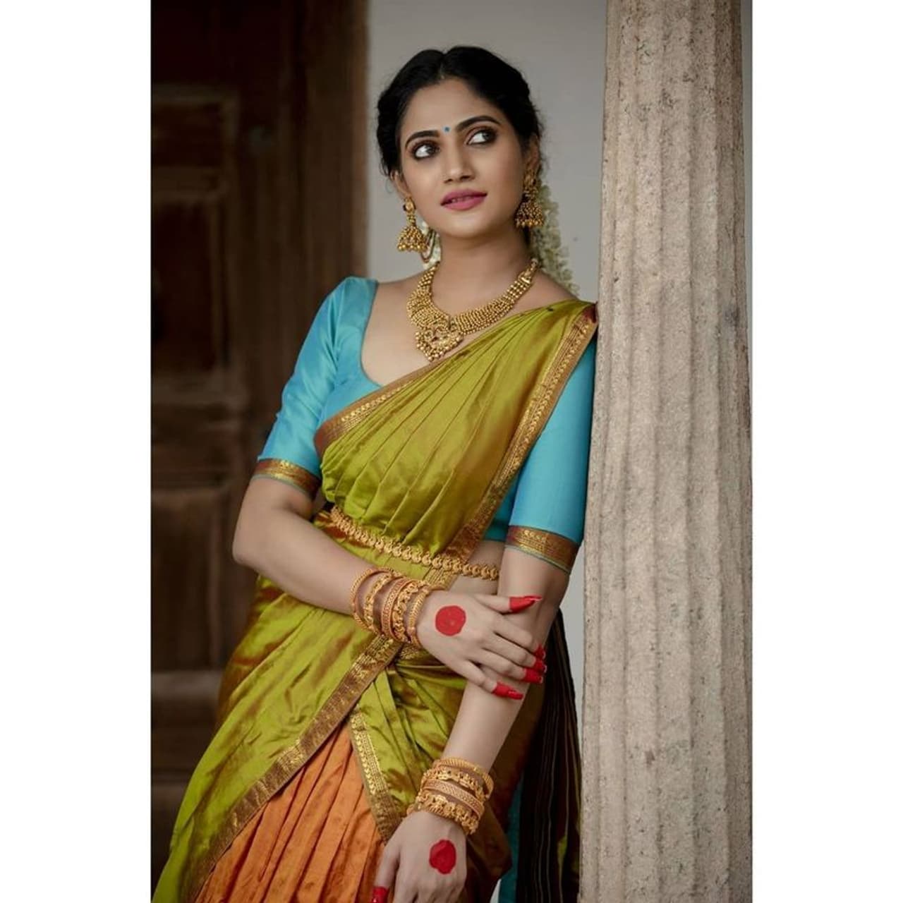 <p>பிக்பாஸ் வீட்டின் உள்ளே இருந்த பிரபலங்களில் ரசிகர்களையும், மக்களையும் அதிகப்படியாக கவர்ந்த பிரபலங்களில் இலங்கை செய்தி வாசிப்பாளர் லாஸ்லியாவும் ஒருவர். குறிப்பாக பிக்பாஸ் சீசன் 3 நிகழ்ச்சியில், இவருக்கு தான் முதல் முதலில் ஆர்மி ஆரம்பிக்கப்பட்டது.</p> <p>பிக்பாஸ் வீட்டின் உள்ளே இருந்த பிரபலங்களில் ரசிகர்களையும், மக்களையும் அதிகப்படியாக கவர்ந்த பிரபலங்களில் இலங்கை செய்தி வாசிப்பாளர் லாஸ்லியாவும் ஒருவர். குறிப்பாக பிக்பாஸ் சீசன் 3 நிகழ்ச்சியில், இவருக்கு தான் முதல் முதலில் ஆர்மி ஆரம்பிக்கப்பட்டது.</p>