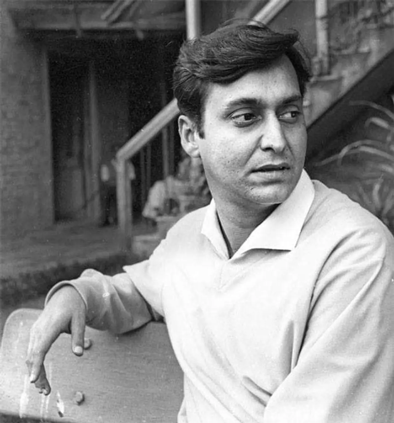 <p>மேற்கு வங்கத்தின் புகழ் பெற்ற நடிகர்களில் ஒருவராக வலம் வந்தவர் செளமித்திர சட்டர்ஜி. 1959ம் ஆண்டு அப்பூர் சன்சார் என்ற படத்தின் மூலமாக திரையுலகில் அறிமுகமானார். <br /> </p> <p>மேற்கு வங்கத்தின் புகழ் பெற்ற நடிகர்களில் ஒருவராக வலம் வந்தவர் செளமித்திர சட்டர்ஜி. 1959ம் ஆண்டு அப்பூர் சன்சார் என்ற படத்தின் மூலமாக திரையுலகில் அறிமுகமானார். <br /> </p>