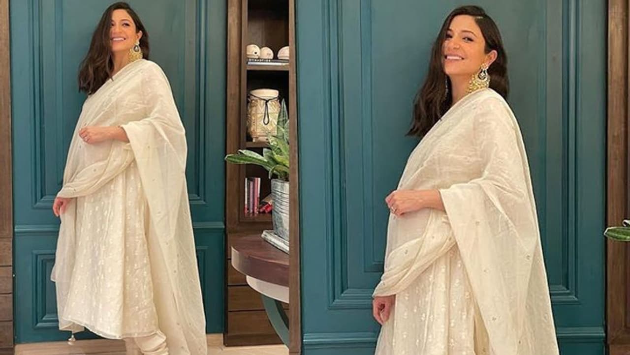 <p>ಈ ದಿನಗಳಲ್ಲಿ ತನ್ನ ಪ್ರೆಗ್ನೆಂಸಿಯ ಸಮಯವನ್ನು ಎಂಜಾಯ್ ಮಾಡುತ್ತಿರುವ ಅನುಷ್ಕಾ ತಮ್ಮ ಆಹಾರದ ಬಗ್ಗೆ ವಿಶೇಷ ಕಾಳಜಿ ವಹಿಸುತ್ತಿದ್ದಾರೆ. ಸುದ್ದಿಯ ಪ್ರಕಾರ, ಹೊಸ ವರ್ಷದಲ್ಲಿ ಅಂದರೆ ಜನವರಿಯಲ್ಲಿ ತಮ್ಮ ಮೊದಲ ಮಗುವಿಗೆ ಜನ್ಮ ನೀಡಲಿದ್ದಾರೆ.<br /> </p> <p>ಈ ದಿನಗಳಲ್ಲಿ ತನ್ನ ಪ್ರೆಗ್ನೆಂಸಿಯ ಸಮಯವನ್ನು ಎಂಜಾಯ್ ಮಾಡುತ್ತಿರುವ ಅನುಷ್ಕಾ ತಮ್ಮ ಆಹಾರದ ಬಗ್ಗೆ ವಿಶೇಷ ಕಾಳಜಿ ವಹಿಸುತ್ತಿದ್ದಾರೆ. ಸುದ್ದಿಯ ಪ್ರಕಾರ, ಹೊಸ ವರ್ಷದಲ್ಲಿ ಅಂದರೆ ಜನವರಿಯಲ್ಲಿ ತಮ್ಮ ಮೊದಲ ಮಗುವಿಗೆ ಜನ್ಮ ನೀಡಲಿದ್ದಾರೆ.<br /> </p>