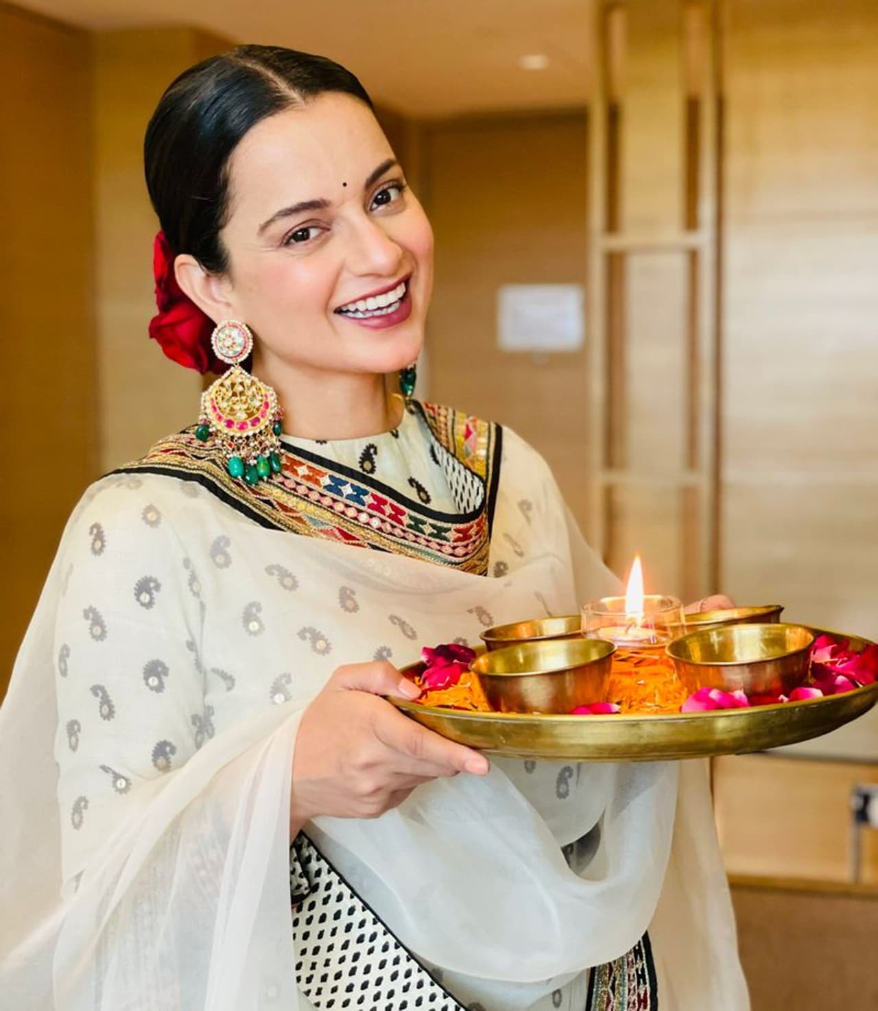 <p>ಕಂಗನಾ ಸಹೋದರ ಇತ್ತಿಚೆಗಷ್ಟೆ ಮದುವೆಯಾಗಿದ್ದು ಅತ್ತಿಗೆ ರಿತುರನ್ನು ಕಂಗನಾ ಬರಮಾಡಿಕೊಂಡಿದ್ದಾರೆ.</p> <p>ಕಂಗನಾ ಸಹೋದರ ಇತ್ತಿಚೆಗಷ್ಟೆ ಮದುವೆಯಾಗಿದ್ದು ಅತ್ತಿಗೆ ರಿತುರನ್ನು ಕಂಗನಾ ಬರಮಾಡಿಕೊಂಡಿದ್ದಾರೆ.</p>