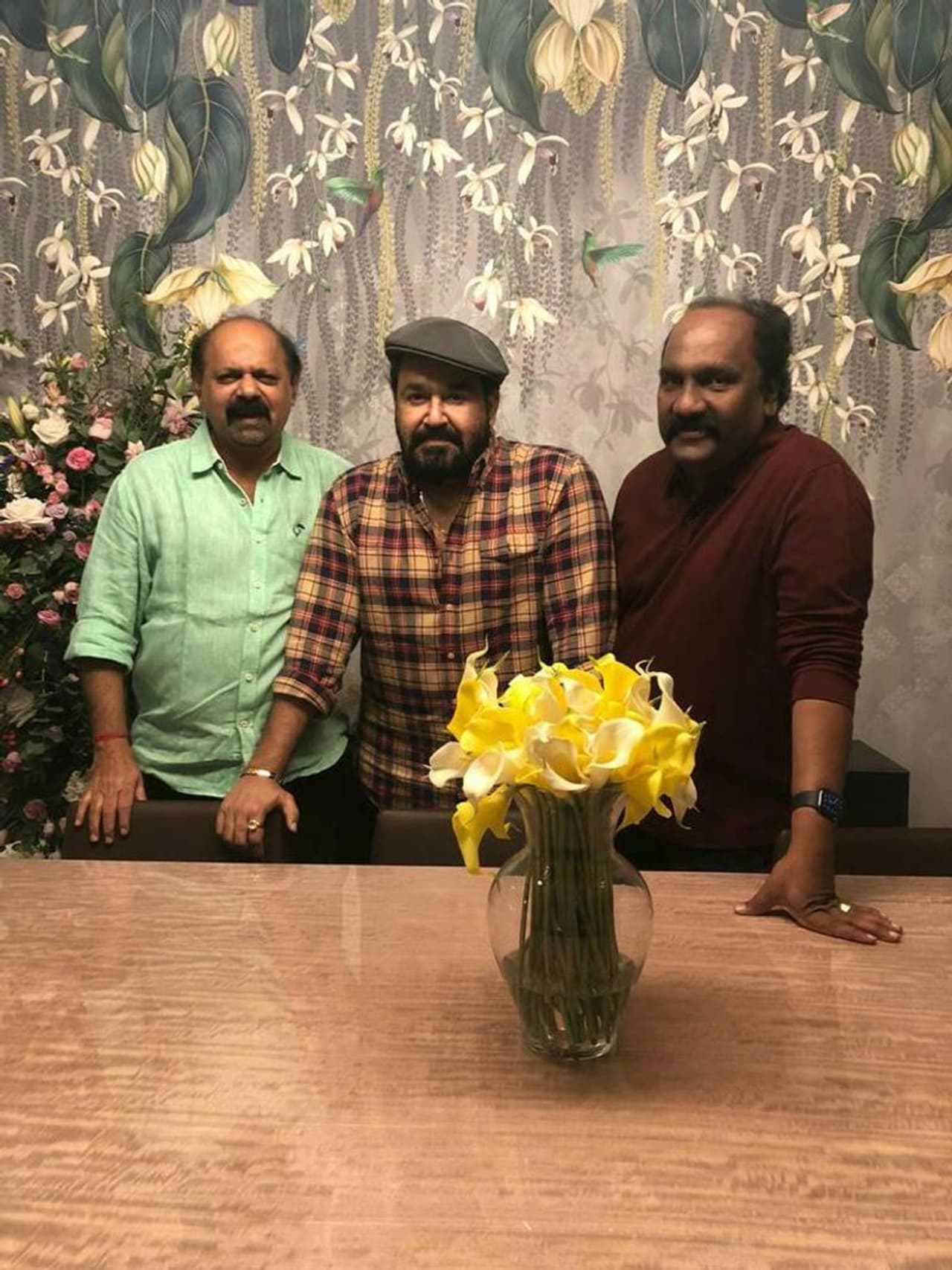 <p>താരത്തിന്റെ പുതിയ വീട്ടിലേക്ക് അപ്രതീക്ഷിത അതിഥിയായി എത്തിയത് അശോക് കുമാര് ആണ്. മോഹന്ലാലിന്റെ ആദ്യ ചിത്രമായ തിരനോട്ടത്തിന്റെ സംവിധായകനും ബാല്യകാലം മുതല്ക്കുള്ള സുഹൃത്തുമാണ് അശോക് കുമാര്. ഇരുവരും ഒരുമിച്ചുള്ള ചിത്രങ്ങളാണ് ഇപ്പോൾ ശ്രദ്ധനേടുന്നത്. </p> <p>താരത്തിന്റെ പുതിയ വീട്ടിലേക്ക് അപ്രതീക്ഷിത അതിഥിയായി എത്തിയത് അശോക് കുമാര് ആണ്. മോഹന്ലാലിന്റെ ആദ്യ ചിത്രമായ തിരനോട്ടത്തിന്റെ സംവിധായകനും ബാല്യകാലം മുതല്ക്കുള്ള സുഹൃത്തുമാണ് അശോക് കുമാര്. ഇരുവരും ഒരുമിച്ചുള്ള ചിത്രങ്ങളാണ് ഇപ്പോൾ ശ്രദ്ധനേടുന്നത്. </p>