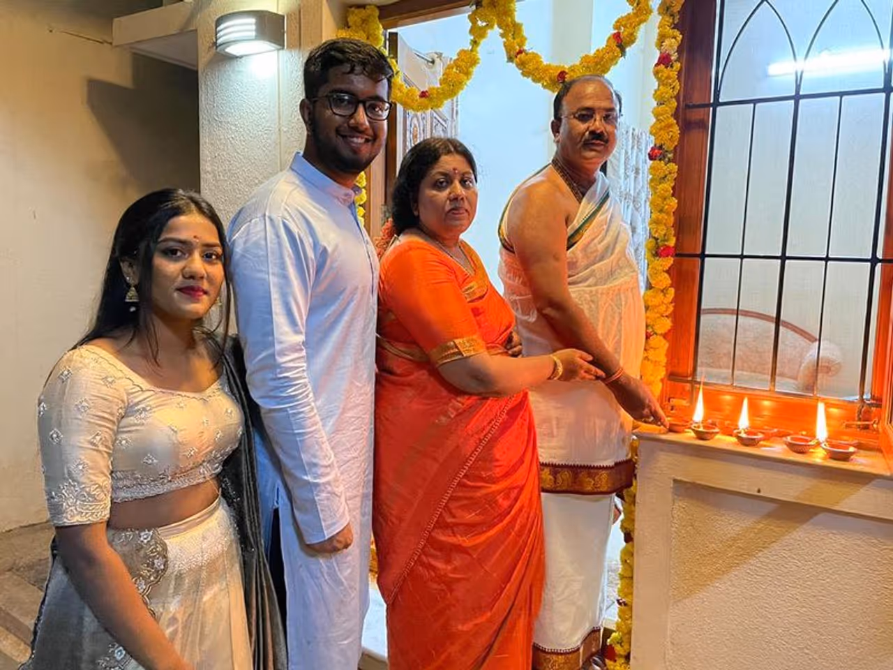 <p>ಬಿಜೆಪಿ ಶಾಸಕ ಅರವಿಂದ ಲಿಂಬಾವಳಿ ಅವರು ಬೆಳಕಿನ ಹಬ್ಬ ದೀಪಾವಳಿ ಅಂಗವಾಗಿ ಇಂದು (ಭಾನುವಾರ) ದೀಪಾವಳಿ ಆಚರಿಸದರು.</p> <p>ಬಿಜೆಪಿ ಶಾಸಕ ಅರವಿಂದ ಲಿಂಬಾವಳಿ ಅವರು ಬೆಳಕಿನ ಹಬ್ಬ ದೀಪಾವಳಿ ಅಂಗವಾಗಿ ಇಂದು (ಭಾನುವಾರ) ದೀಪಾವಳಿ ಆಚರಿಸದರು.</p>