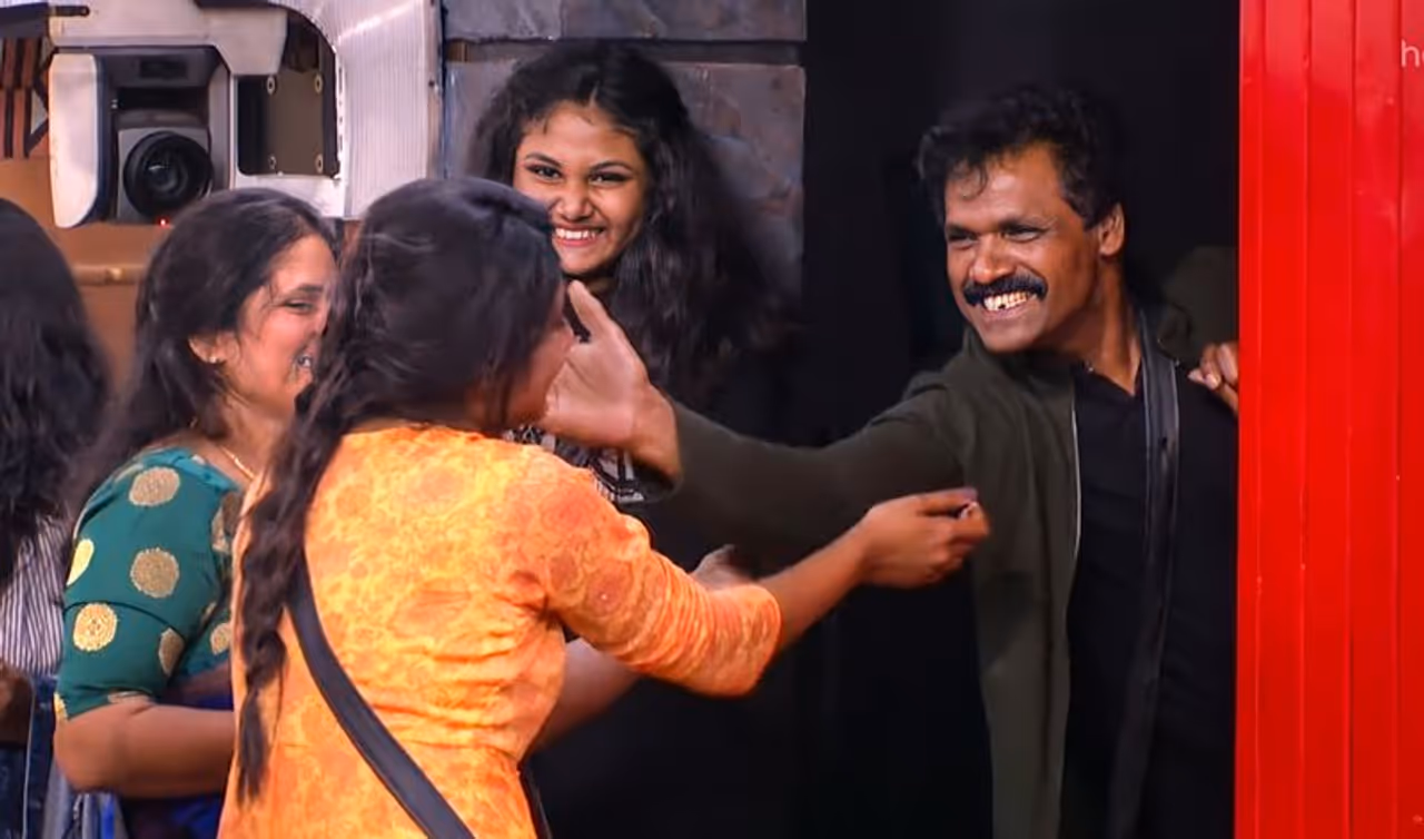 <p>இலங்கை செய்திவாசிப்பாளரான லாஸ்லியா பிக்பாஸ் சீசன் 3 நிகழ்ச்சியில் பங்கேற்றதால் தமிழகம் முழுவதும் பட்டி, தொட்டி எல்லாம் பிரபலமானார்.</p> <p>இலங்கை செய்திவாசிப்பாளரான லாஸ்லியா பிக்பாஸ் சீசன் 3 நிகழ்ச்சியில் பங்கேற்றதால் தமிழகம் முழுவதும் பட்டி, தொட்டி எல்லாம் பிரபலமானார்.</p>