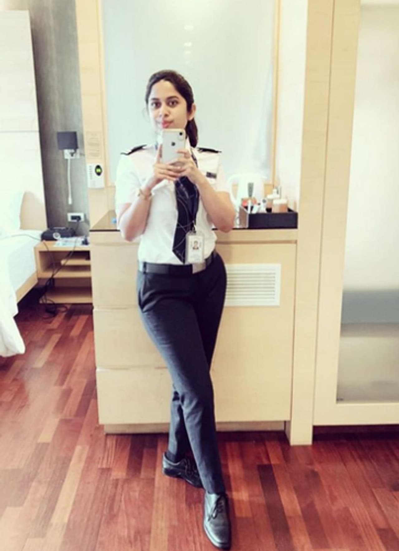 <p>സിനിമയുടെ എൻഡ് ടൈറ്റില് കാര്ഡ് കാണിക്കുമ്പോഴാണ് വിമാനത്തില് നിന്ന് വനിതാ പൈലറ്റ് ഇറങ്ങിവരുന്നത്.</p> <p>സിനിമയുടെ എൻഡ് ടൈറ്റില് കാര്ഡ് കാണിക്കുമ്പോഴാണ് വിമാനത്തില് നിന്ന് വനിതാ പൈലറ്റ് ഇറങ്ങിവരുന്നത്.</p>