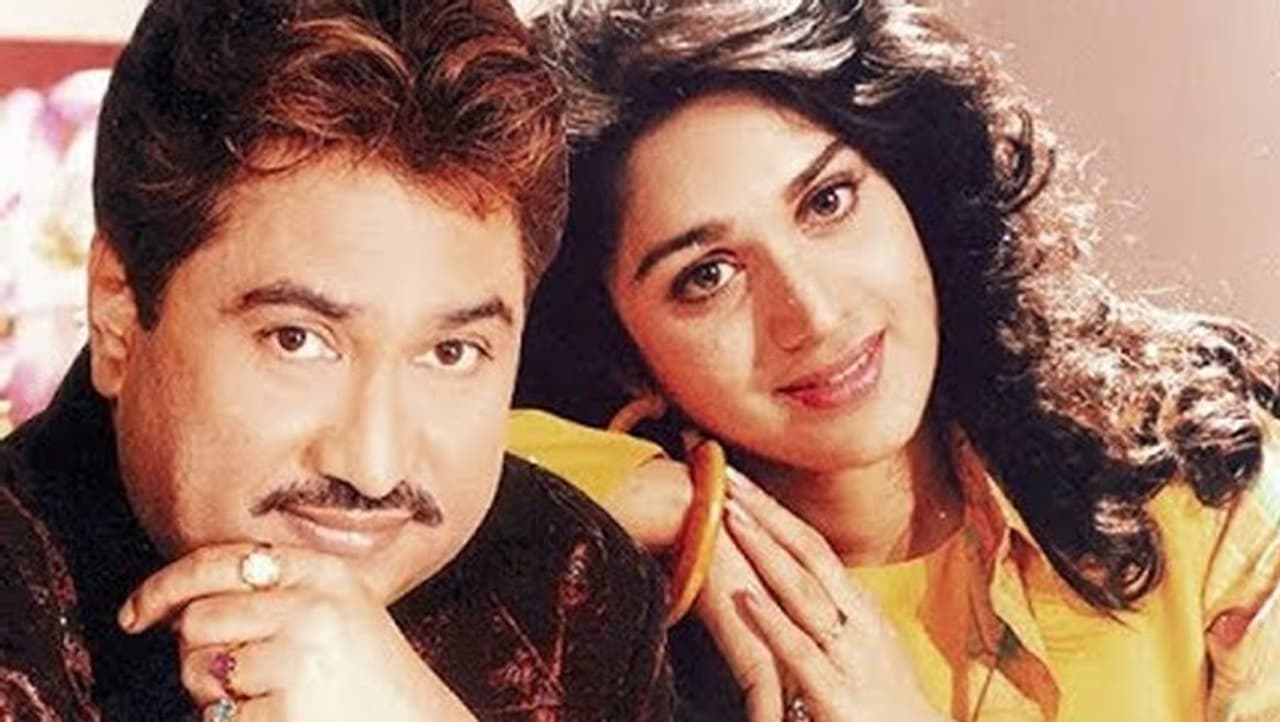 <p>ಮಹೇಶ್ ಭಟ್ ಅವರ 'ಜುರ್ಮ್' ಚಿತ್ರದಲ್ಲಿ ಕುಮಾರ್ ಸಾನು 'ಜಬ್ ಕೋಯಿ ಬಾತ್ ಬ್ಯಾಡ್ಜ್ ಜಯೆ' ಹಾಡನ್ನು ಹಾಡಿದ್ದಾರೆ. ಈ ಸಿನಿಮಾದ ಪ್ರಿಮಿಯರ್ ಶೋನಲ್ಲಿ ಕುಮಾರ್ ಸಾನು ಮೀನಾಕ್ಷಿಯನ್ನು ಭೇಟಿಯಾದರು.</p> <p>ಮಹೇಶ್ ಭಟ್ ಅವರ 'ಜುರ್ಮ್' ಚಿತ್ರದಲ್ಲಿ ಕುಮಾರ್ ಸಾನು 'ಜಬ್ ಕೋಯಿ ಬಾತ್ ಬ್ಯಾಡ್ಜ್ ಜಯೆ' ಹಾಡನ್ನು ಹಾಡಿದ್ದಾರೆ. ಈ ಸಿನಿಮಾದ ಪ್ರಿಮಿಯರ್ ಶೋನಲ್ಲಿ ಕುಮಾರ್ ಸಾನು ಮೀನಾಕ್ಷಿಯನ್ನು ಭೇಟಿಯಾದರು.</p>