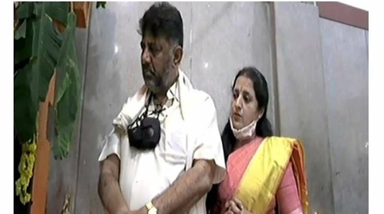 <p>ಶಿರಾ ಹಾಗೂ ಆರ್ಆರ್ ನಗರ ಉಪಚುನಾವಣೆಯಲ್ಲಿ ಕಾಂಗ್ರೆಸ್ ಸೋಲಿನ ಬಳಿಕ ಕೆಪಿಸಿಸಿ ಅಧ್ಯಕ್ಷ ಡಿಕೆ ಶಿವಕುಮಾರ್ ಅವರು ಟೆಂಪಲ್ ರನ್ ಶುರು ಮಾಡಿದ್ದಾರೆ. </p> <p>ಶಿರಾ ಹಾಗೂ ಆರ್ಆರ್ ನಗರ ಉಪಚುನಾವಣೆಯಲ್ಲಿ ಕಾಂಗ್ರೆಸ್ ಸೋಲಿನ ಬಳಿಕ ಕೆಪಿಸಿಸಿ ಅಧ್ಯಕ್ಷ ಡಿಕೆ ಶಿವಕುಮಾರ್ ಅವರು ಟೆಂಪಲ್ ರನ್ ಶುರು ಮಾಡಿದ್ದಾರೆ. </p>