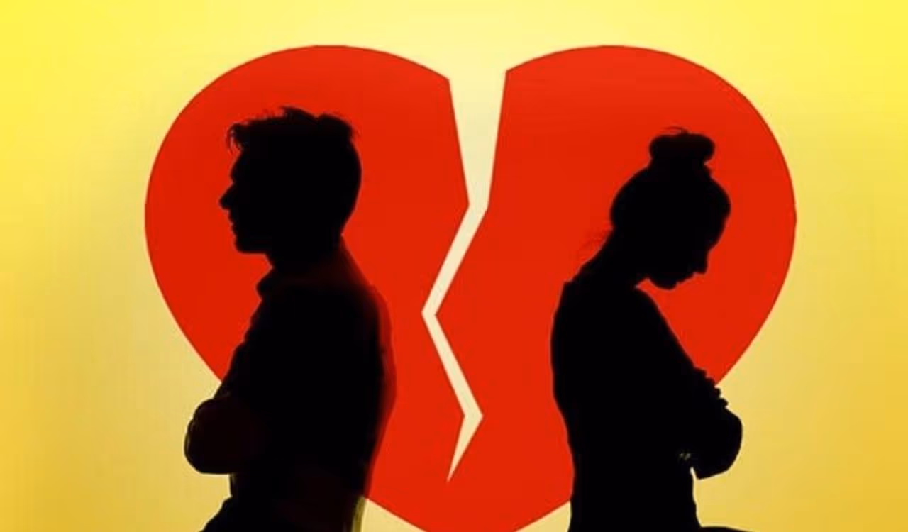 <p>ಇಬ್ಬರ ನಡುವೆ ಅನ್ಯೋನತೆ ಇಲ್ಲದೆ ಇರುವ ಕಾರಣದಿಂದ ಈಗ ಸಂಗಾತಿಗಳು ಪರಸ್ಪರ ವಿಚ್ಛೇದನ ನೀಡುವುದು ಸಾಮಾನ್ಯವಾಗಿ ಹೋಗಿದೆ. ಈ ವಿಚ್ಛೇದನವೂ ಸಂಗಾತಿಗಳಿಗೆ ಕಷ್ಟಕರವಾಗಿ ಪರಿಣಮಿಸುತ್ತದೆ. ಸಂಗಾತಿಯಿಂದ ಬೇರ್ಪಡುವಿಕೆಯು ನಿಮ್ಮ ಮಾನಸಿಕ ಮತ್ತು ದೈಹಿಕ ಆರೋಗ್ಯದ ಮೇಲೆ ಪರಿಣಾಮ ಬೀರಬಹುದು. ಹೃದಯವನ್ನು ನುಚ್ಚುನೂರುಗೊಳಿಸುವ ಬ್ರೇಕಪ್ ಕ್ರಮೇಣ ನಿಮ್ಮನ್ನು ತೀವ್ರ ಕಾಯಿಲೆಗೂ ಗುರಿ ಮಾಡುತ್ತದೆ. ಇಂಥ ಕೆಲವು ಅನಾರೋಗ್ಯಗಳ ವಿವರ ಇಲ್ಲಿದೆ.</p>