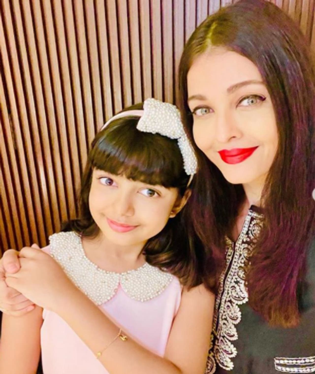 <p>ನಟಿ ಐಶ್ವರ್ಯಾ ರೈ ಬಚ್ಚನ್ ಮಗಳು ಮತ್ತು ಪತಿಯ ಜೊತೆ ಸುಂದರವಾದ ಫೋಟೋ ಶೇರ್ ಮಾಡಿದ್ದಾರೆ.</p> <p>ನಟಿ ಐಶ್ವರ್ಯಾ ರೈ ಬಚ್ಚನ್ ಮಗಳು ಮತ್ತು ಪತಿಯ ಜೊತೆ ಸುಂದರವಾದ ಫೋಟೋ ಶೇರ್ ಮಾಡಿದ್ದಾರೆ.</p>