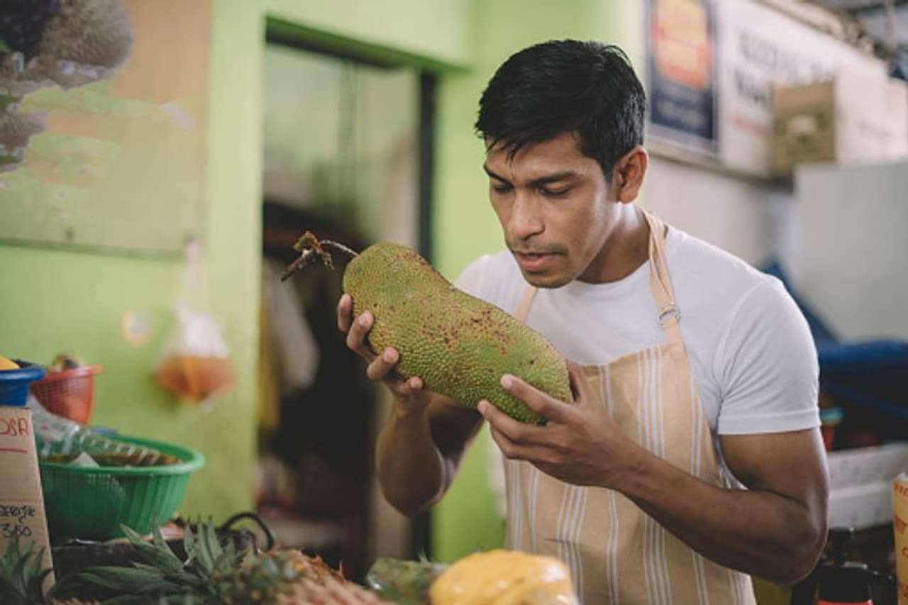 <p>ಕಚ್ಚಾ ಹಲಸಿನಕಾಯಿಯನ್ನು ಅಕ್ಕಿ ಮತ್ತು ಬ್ರೆಡ್ಗೆ ಬದಲಿಯಾಗಿ ತಿನ್ನಲಾಗುತ್ತದೆ. ಇದಲ್ಲದೆ, ಜೀವನಶೈಲಿ ಸಂಬಂಧಿತ ಕಾಯಿಲೆಗಳಲ್ಲಿಯೂ ಇದು ತುಂಬಾ ಪ್ರಯೋಜನಕಾರಿಯಾಗಿದೆ. ಆದರೆ ಹಲಸಿನಕಾಯಿ ಅನ್ನು ಅಕ್ಕಿ ಮತ್ತು ಬ್ರೆಡ್ಗೆ ಆರೋಗ್ಯಕರ ಪರ್ಯಾಯವಾಗಿ ನೋಡಲಾಗುತ್ತಿದೆ ಎಂದು ನಿಮಗೆ ತಿಳಿದಿದೆಯೇ?</p>