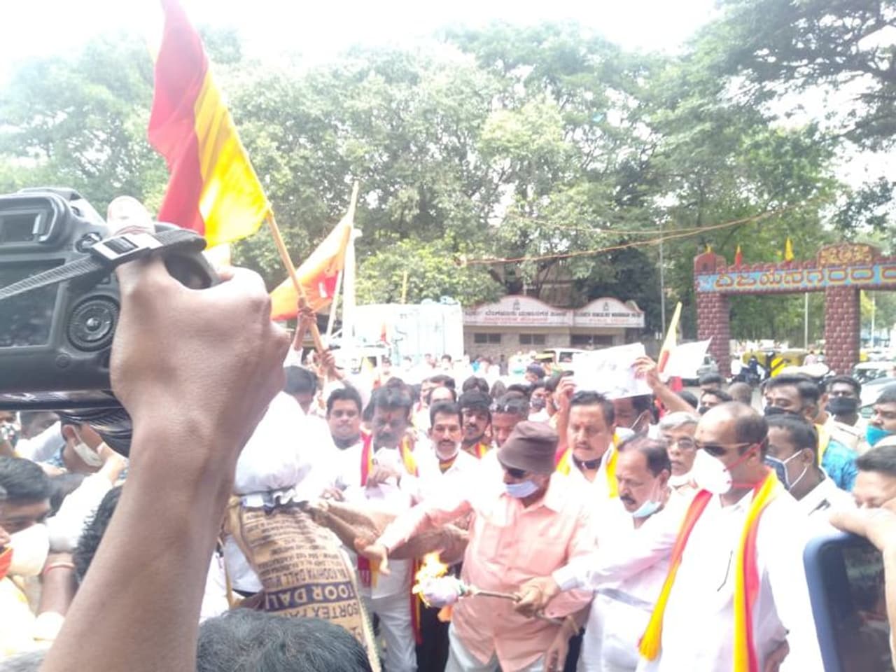 <p> ಏಕಾಏಕಿ ಕರ್ನಾಟಕದಲ್ಲಿ ಮರಾಠ ಅಭಿವೃದ್ಧಿ ಪ್ರಾಧಿಕಾರ ರಚನೆಗೆ ಕನ್ನಡ ಪರ ಸಂಘಟನೆಗಳು ಆಕ್ರೋಶ ವ್ಯಕ್ತಪಡಿಸಿವೆ.. </p> <p> ಏಕಾಏಕಿ ಕರ್ನಾಟಕದಲ್ಲಿ ಮರಾಠ ಅಭಿವೃದ್ಧಿ ಪ್ರಾಧಿಕಾರ ರಚನೆಗೆ ಕನ್ನಡ ಪರ ಸಂಘಟನೆಗಳು ಆಕ್ರೋಶ ವ್ಯಕ್ತಪಡಿಸಿವೆ.. </p>