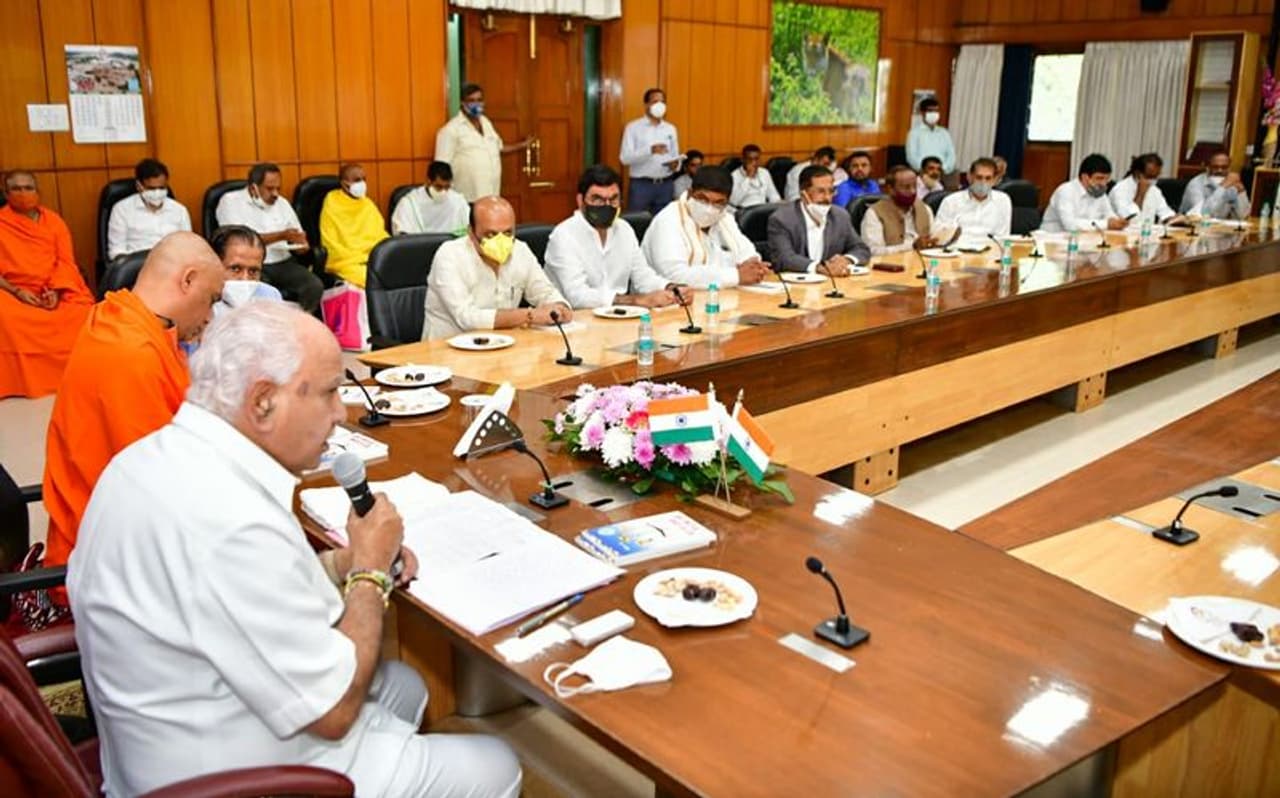 <p>ಎಸ್.ಷಡಕ್ಷರಿ ಅವರ ಕ್ಷಣ ಹೊತ್ತು ಆಣಿ ಮುತ್ತು ಪುಸ್ತಕ ಬಿಡುಗಡೆ ಮಾಡಲಾಯಿತು</p> <p>ಎಸ್.ಷಡಕ್ಷರಿ ಅವರ ಕ್ಷಣ ಹೊತ್ತು ಆಣಿ ಮುತ್ತು ಪುಸ್ತಕ ಬಿಡುಗಡೆ ಮಾಡಲಾಯಿತು</p>