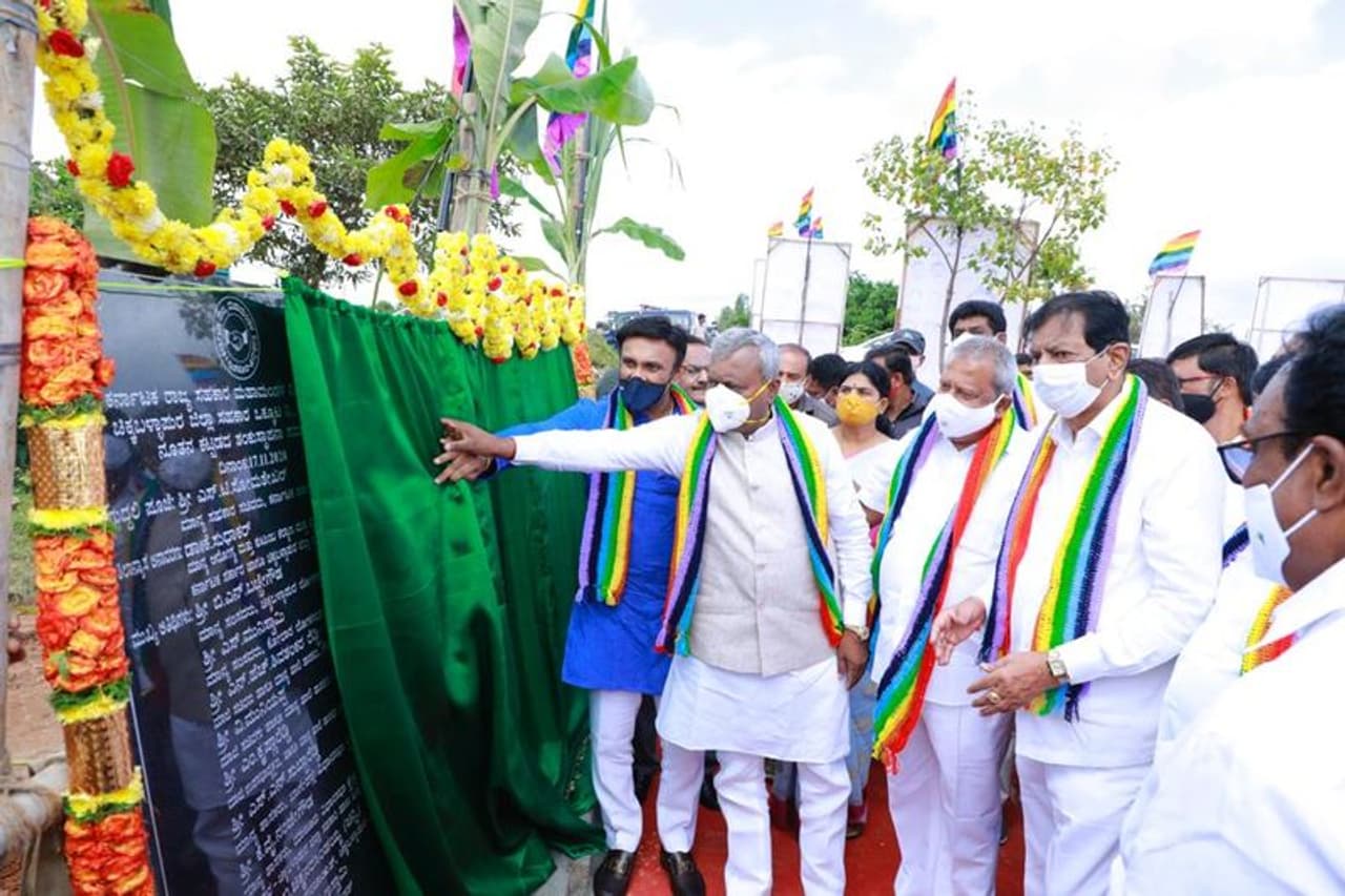 <p>ಚಿಕ್ಕಬಳ್ಳಾಪುರದ ಹಾರೋಬಂಡೆ ಕ್ರಾಸ್ ಸಮೀಪದಲ್ಲಿ ಚಿಕ್ಕಬಳ್ಳಾಪುರ ಜಿಲ್ಲಾ ಸಹಕಾರ ಒಕ್ಕೂಟದ ಕಟ್ಟಡಕ್ಕೆ ಸಹಕಾರ ಸಚಿವರಾದ ಎಸ್.ಟಿ.ಸೋಮಶೇಖರ್, ಆರೋಗ್ಯ, ವೈದ್ಯಕೀಯ ಶಿಕ್ಷಣ ಹಾಗೂ ಚಿಕ್ಕಬಳ್ಳಾಪುರ ಜಿಲ್ಲಾ ಉಸ್ತುವಾರಿ ಸಚಿವರಾದ ಡಾ. ಕೆ. ಸುಧಾಕರ್ ಹಾಗೂ ನಗರಾಭಿವೃದ್ಧಿ ಸಚಿವರಾದ ಬಿ. ಎ. ಬಸವರಾಜು ಅವರುಗಳು ಶಂಕುಸ್ಥಾಪನೆ ನೆರವೇರಿಸಿದರು.</p> <p>ಚಿಕ್ಕಬಳ್ಳಾಪುರದ ಹಾರೋಬಂಡೆ ಕ್ರಾಸ್ ಸಮೀಪದಲ್ಲಿ ಚಿಕ್ಕಬಳ್ಳಾಪುರ ಜಿಲ್ಲಾ ಸಹಕಾರ ಒಕ್ಕೂಟದ ಕಟ್ಟಡಕ್ಕೆ ಸಹಕಾರ ಸಚಿವರಾದ ಎಸ್.ಟಿ.ಸೋಮಶೇಖರ್, ಆರೋಗ್ಯ, ವೈದ್ಯಕೀಯ ಶಿಕ್ಷಣ ಹಾಗೂ ಚಿಕ್ಕಬಳ್ಳಾಪುರ ಜಿಲ್ಲಾ ಉಸ್ತುವಾರಿ ಸಚಿವರಾದ ಡಾ. ಕೆ. ಸುಧಾಕರ್ ಹಾಗೂ ನಗರಾಭಿವೃದ್ಧಿ ಸಚಿವರಾದ ಬಿ. ಎ. ಬಸವರಾಜು ಅವರುಗಳು ಶಂಕುಸ್ಥಾಪನೆ ನೆರವೇರಿಸಿದರು.</p>