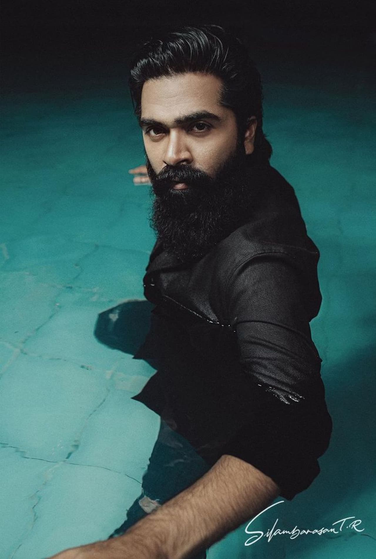 <p>நடிகர் சிம்பு தற்போது... பல கட்ட போராட்டங்களுக்கு பின், உடல் எடையை குறைத்து செம்ம ஸ்டைலிஷாக பழைய லுக்கிற்கு மாறியுள்ளார்.</p> <p>நடிகர் சிம்பு தற்போது... பல கட்ட போராட்டங்களுக்கு பின், உடல் எடையை குறைத்து செம்ம ஸ்டைலிஷாக பழைய லுக்கிற்கு மாறியுள்ளார்.</p>