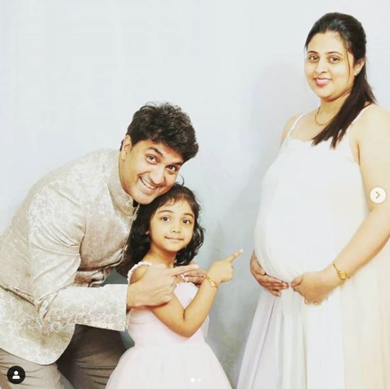 <p>ನಟ ಹಾಗೂ ಬಿಗ್ ಬಾಸ್ ಸ್ಪರ್ಧಿ ಹರೀಶ್ ರಾಜ್ ಎರಡನೇ ಮಗುವಿನ ನಿರೀಕ್ಷೆಯಲ್ಲಿದ್ದಾರೆ.</p> <p>ನಟ ಹಾಗೂ ಬಿಗ್ ಬಾಸ್ ಸ್ಪರ್ಧಿ ಹರೀಶ್ ರಾಜ್ ಎರಡನೇ ಮಗುವಿನ ನಿರೀಕ್ಷೆಯಲ್ಲಿದ್ದಾರೆ.</p>