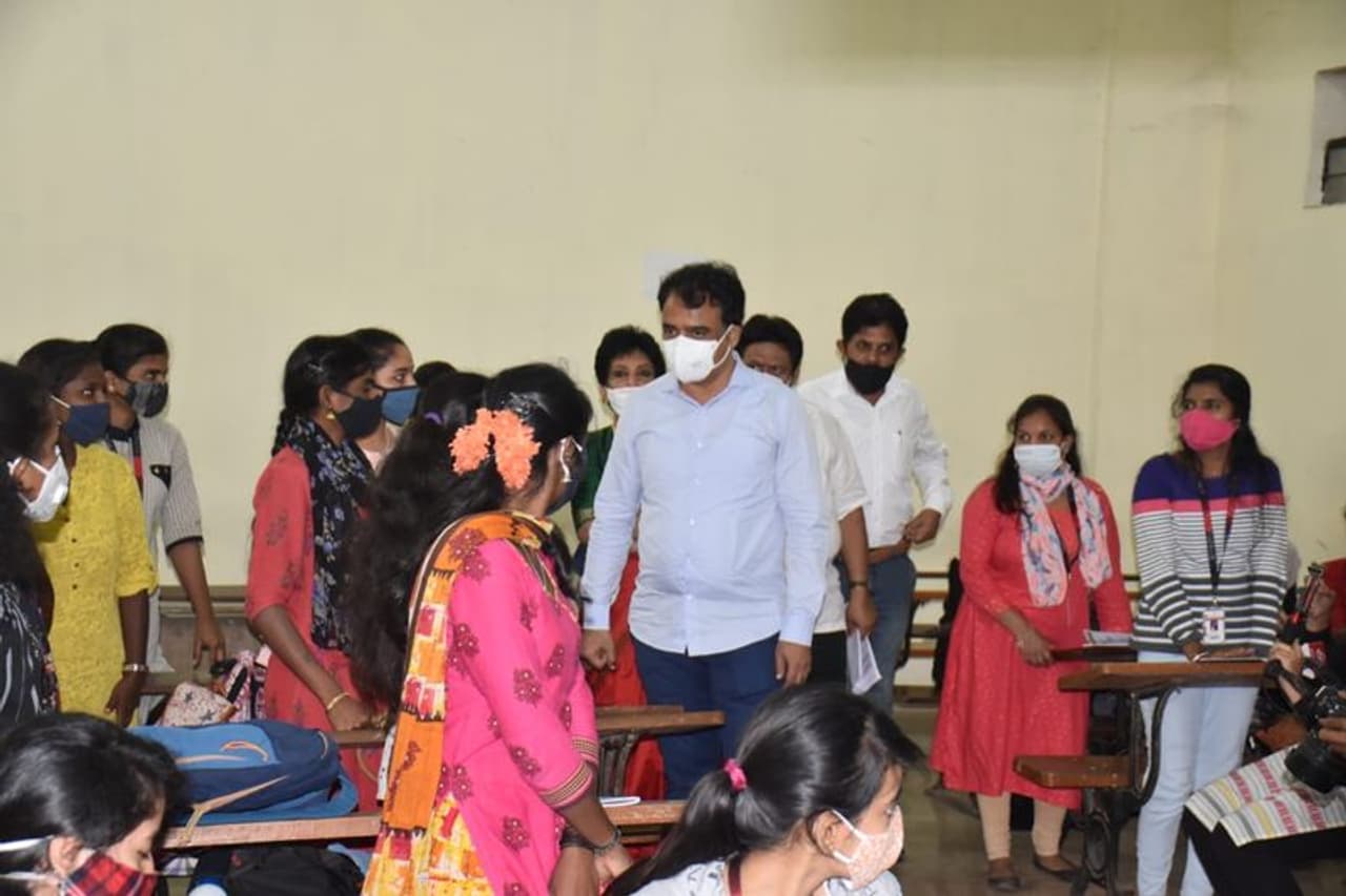 <p>ಕೋವಿಡ್ ‌19 ಕಾರಣದಿಂದ 8 ತಿಂಗಳಿನಿಂದ ಬಂದ್‌ ಆಗಿದ್ದ ಸ್ನಾತಕೋತ್ತರ, ಪದವಿ, ಡಿಪ್ಲೊಮೋ ಅಂತಿಮ ವರ್ಷದ ವಿದ್ಯಾರ್ಥಿಗಳ ಭೌತಿಕ ತರಗತಿಗಳು ಮಂಗಳವಾರದಿಂದ ಆರಂಭವಾಗಿದ್ದು, ಉನ್ನತ ಶಿಕ್ಷಣ ಸಚಿವರೂ ಆದ ಉಪ ಮುಖ್ಯಮಂತ್ರಿ ಡಾ.ಸಿ.ಎನ್. ಅಶ್ವತ್ಥನಾರಾಯಣ ನಗರದ ಮಹಾರಾಣಿ ಕಾಲೇಜಿಗೆ ಭೇಟಿ ನೀಡಿ ಪರಿಶೀಲನೆ ನಡೆಸಿದರು.</p>