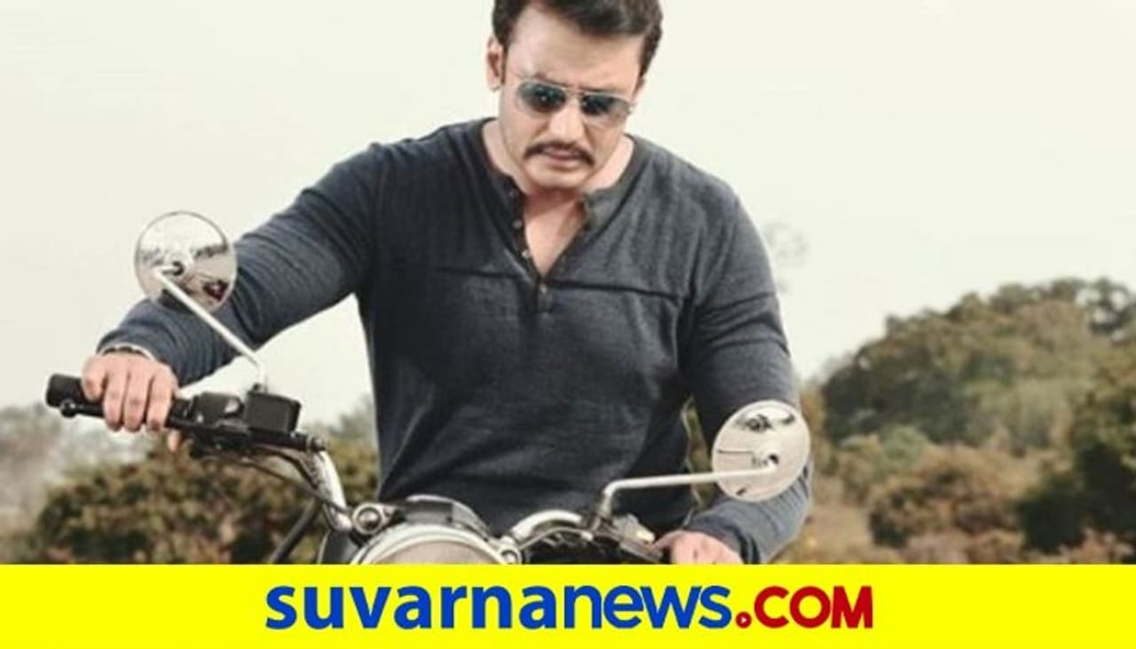 <p> ರೈತರು ನಿಜವಾದ ವೀರರು. ಸಮರ್ಪಣೆ ಮತ್ತು ಶ್ರಮದಿಂದ ಬಂಜರು ಭೂಮಿಯನ್ನು ಆಹಾರ ಉತ್ಪಾದಿಸುವ ಭುಮಿಯಾಗಿ ಪರಿವರ್ತಿಸಿ ಅವರು ತಮ್ಮ ಹೃದಯ ಮತ್ತು ಆತ್ಮವನ್ನು ಮಣ್ಣಿನಲ್ಲಿ ಇರಿಸಿ ಅದನ್ನು ಜೀವಿಸಲು ಮತ್ತು ನಮಗೆ ಆಹಾರವನ್ನು ಕೊಡುತ್ತಾರೆ ಎಂದು ಚಾಲೆಂಜಿಂಗ್ ಸ್ಟಾರ್ ದರ್ಶನ್ ಸ್ಮರಿಸಿಕೊಂಡಿದ್ದಾರೆ.</p> <p> ರೈತರು ನಿಜವಾದ ವೀರರು. ಸಮರ್ಪಣೆ ಮತ್ತು ಶ್ರಮದಿಂದ ಬಂಜರು ಭೂಮಿಯನ್ನು ಆಹಾರ ಉತ್ಪಾದಿಸುವ ಭುಮಿಯಾಗಿ ಪರಿವರ್ತಿಸಿ ಅವರು ತಮ್ಮ ಹೃದಯ ಮತ್ತು ಆತ್ಮವನ್ನು ಮಣ್ಣಿನಲ್ಲಿ ಇರಿಸಿ ಅದನ್ನು ಜೀವಿಸಲು ಮತ್ತು ನಮಗೆ ಆಹಾರವನ್ನು ಕೊಡುತ್ತಾರೆ ಎಂದು ಚಾಲೆಂಜಿಂಗ್ ಸ್ಟಾರ್ ದರ್ಶನ್ ಸ್ಮರಿಸಿಕೊಂಡಿದ್ದಾರೆ.</p>