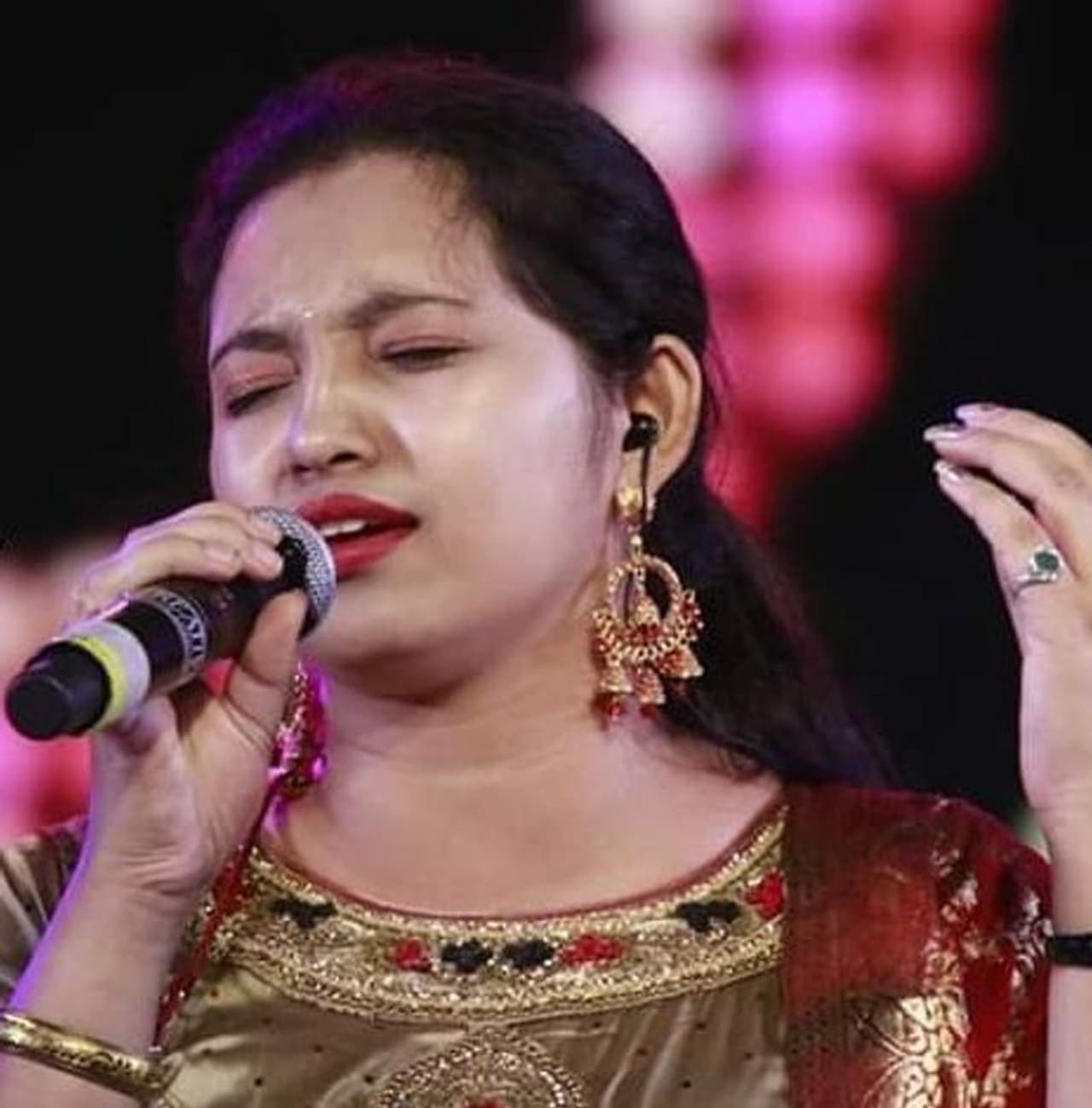 <p>ಸರಿಗಮಪ ಖ್ಯಾತಿಯ ಸಾದ್ವಿನಿ ಕೊಪ್ಪ ಸದ್ಯ ಸೋಷಿಯಲ್ ಮೀಡಿಯಾದಲ್ಲಿ ತಮ್ಮ ಗಾಯನದ ಮೂಲಕ ವೈರಲ್ ಆಗಿದ್ದಾರೆ.</p> <p>ಸರಿಗಮಪ ಖ್ಯಾತಿಯ ಸಾದ್ವಿನಿ ಕೊಪ್ಪ ಸದ್ಯ ಸೋಷಿಯಲ್ ಮೀಡಿಯಾದಲ್ಲಿ ತಮ್ಮ ಗಾಯನದ ಮೂಲಕ ವೈರಲ್ ಆಗಿದ್ದಾರೆ.</p>