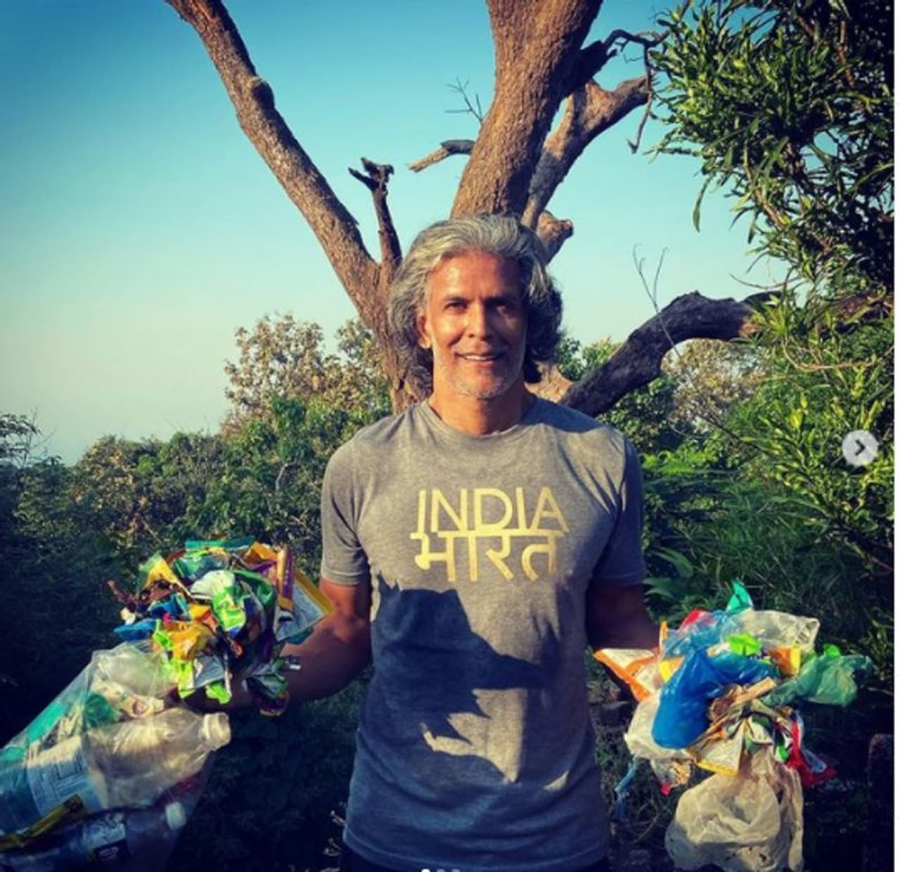 <p>ಸೂಪರ್ ಮಾಡೆಲ್, ನಟ, ನಿರ್ಮಾಪಕ, ಫಿಟ್ನೆಸ್ ಫ್ರೀಕ್ ಮಿಲಿಂದ್ ಸೋಮನ್ ದೇವಾಲಯದ ದಾರಿಯಲ್ಲಿ ಗಾರ್ಬೇಜ್ ಹೆಕ್ಕಿದ್ದಾರೆ.</p> <p>ಸೂಪರ್ ಮಾಡೆಲ್, ನಟ, ನಿರ್ಮಾಪಕ, ಫಿಟ್ನೆಸ್ ಫ್ರೀಕ್ ಮಿಲಿಂದ್ ಸೋಮನ್ ದೇವಾಲಯದ ದಾರಿಯಲ್ಲಿ ಗಾರ್ಬೇಜ್ ಹೆಕ್ಕಿದ್ದಾರೆ.</p>