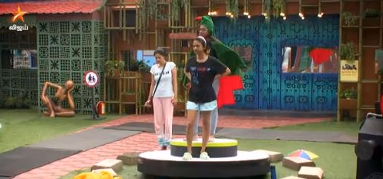 <p>குறிப்பாக இந்த மணி கூண்டு டாஸ்கில், வெளியே வைக்கப்பட்டிருக்கும் கடிகாரம் போன்ற அமைப்பில் நின்று போட்டியாளர்கள் நேரத்தை கணக்கிட வேண்டும். அதன்படி நேற்றைய தினம், ஆரி அணியை சேர்ந்தவர்கள் மூன்று மணிநேரம், 1 நிமிடத்தில் துல்லியமாக கணித்தனர்.</p> <p>குறிப்பாக இந்த மணி கூண்டு டாஸ்கில், வெளியே வைக்கப்பட்டிருக்கும் கடிகாரம் போன்ற அமைப்பில் நின்று போட்டியாளர்கள் நேரத்தை கணக்கிட வேண்டும். அதன்படி நேற்றைய தினம், ஆரி அணியை சேர்ந்தவர்கள் மூன்று மணிநேரம், 1 நிமிடத்தில் துல்லியமாக கணித்தனர்.</p>