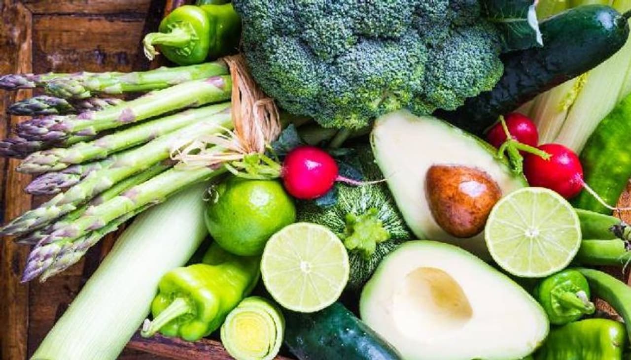 <p><strong>ഒന്ന്...</strong></p><p> </p><p>ഇലക്കറികളും പഴങ്ങളും ഡയറ്റില് ഉള്പ്പെടുത്തുന്നത് ശ്വാസകോശത്തിന്റെ ആരോഗ്യത്തിന് നല്ലതാണ്. ചീര, ബ്രോക്കോളി തുടങ്ങിയ ഇലക്കറികളില് ധാരാളം വിറ്റാമിനുകളും മിനറൽസും ഉണ്ട്. ഇവ പ്രതിരോധശേഷി വര്ധിപ്പിക്കാനും സഹായിക്കും. </p> <p><strong>ഒന്ന്...</strong></p><p> </p><p>ഇലക്കറികളും പഴങ്ങളും ഡയറ്റില് ഉള്പ്പെടുത്തുന്നത് ശ്വാസകോശത്തിന്റെ ആരോഗ്യത്തിന് നല്ലതാണ്. ചീര, ബ്രോക്കോളി തുടങ്ങിയ ഇലക്കറികളില് ധാരാളം വിറ്റാമിനുകളും മിനറൽസും ഉണ്ട്. ഇവ പ്രതിരോധശേഷി വര്ധിപ്പിക്കാനും സഹായിക്കും. </p>