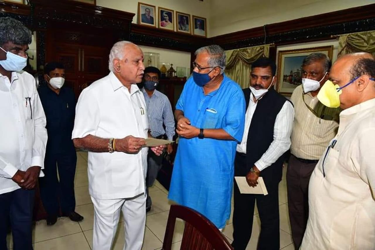 <p>ನವೆಂಬರ್ 25 26 ರೊಂದು ಮಲೆ ಮಹದೇಶ್ವರ ಬೆಟ್ಟ ದಲ್ಲಿ ಅಭಿವೃದ್ಧಿ ಕಾರ್ಯಗಳಿಗೆ ಚಾಲನೆ ನೀಡಲು ನಡೆಯುತ್ತಿರುವ ಕಾರ್ಯಕ್ರಮದ ಆಹ್ವಾನಪತ್ರಿಕೆಯನ್ನು ಮುಖ್ಯಮಂತ್ರಿಗಳಿಗೆ ನೀಡಿ ಕಾರ್ಯಕ್ರಮಕ್ಕೆ ಆಹ್ವಾನಿಸಿದೆ ಸಚಿವ ಸುರೇಶ್ ಕುಮಾರ್</p> <p>ನವೆಂಬರ್ 25 26 ರೊಂದು ಮಲೆ ಮಹದೇಶ್ವರ ಬೆಟ್ಟ ದಲ್ಲಿ ಅಭಿವೃದ್ಧಿ ಕಾರ್ಯಗಳಿಗೆ ಚಾಲನೆ ನೀಡಲು ನಡೆಯುತ್ತಿರುವ ಕಾರ್ಯಕ್ರಮದ ಆಹ್ವಾನಪತ್ರಿಕೆಯನ್ನು ಮುಖ್ಯಮಂತ್ರಿಗಳಿಗೆ ನೀಡಿ ಕಾರ್ಯಕ್ರಮಕ್ಕೆ ಆಹ್ವಾನಿಸಿದೆ ಸಚಿವ ಸುರೇಶ್ ಕುಮಾರ್</p>