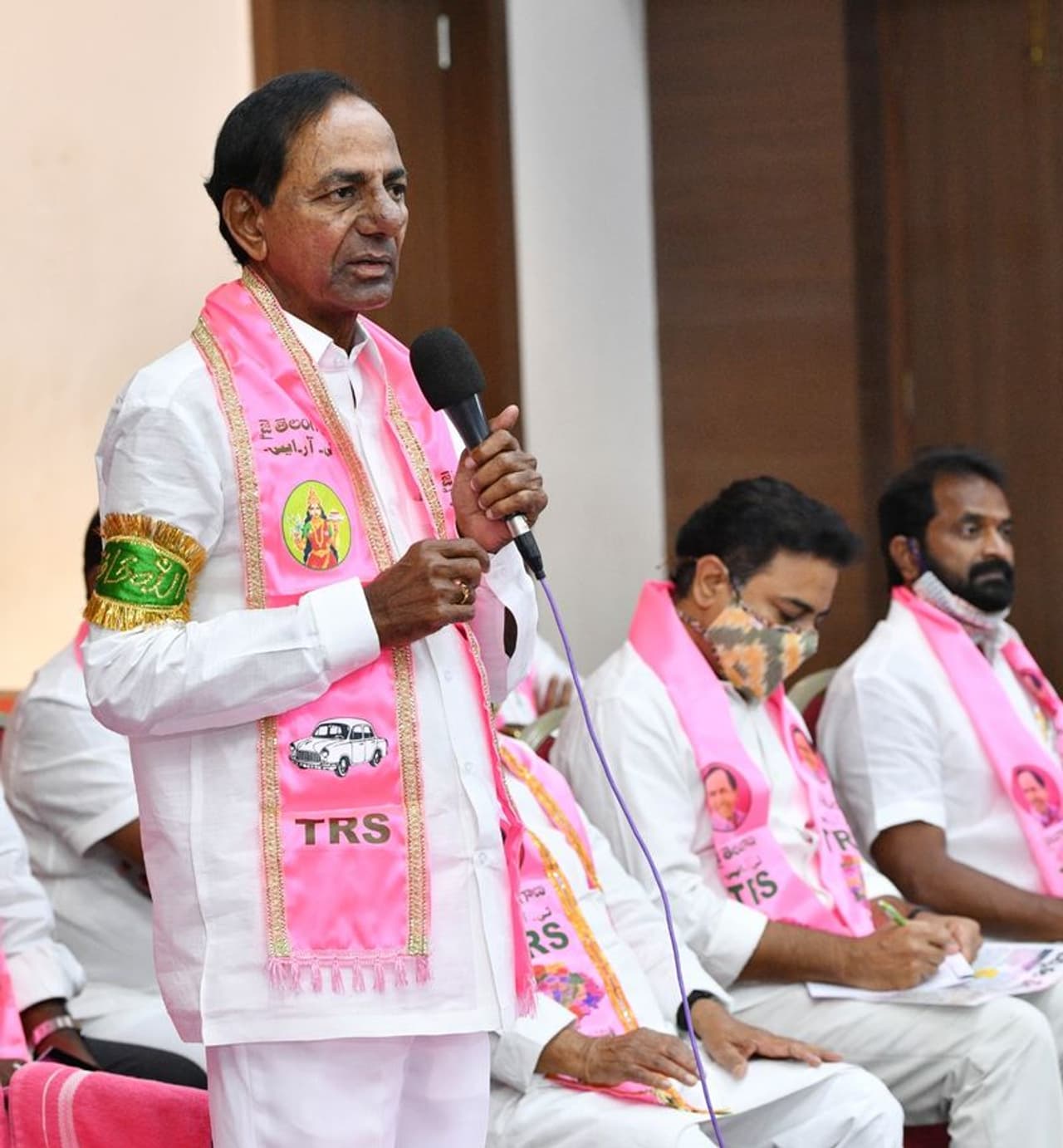 <p>బుధవారం నాడు తెలంగాణ భవన్ లో జరిగిన టీఆర్ఎస్ ప్రజా ప్రతినిధుల సమావేశంలో ప్రసంగిస్తున్న సీఎం కేసీఆర్</p> <p>బుధవారం నాడు తెలంగాణ భవన్ లో జరిగిన టీఆర్ఎస్ ప్రజా ప్రతినిధుల సమావేశంలో ప్రసంగిస్తున్న సీఎం కేసీఆర్</p>
