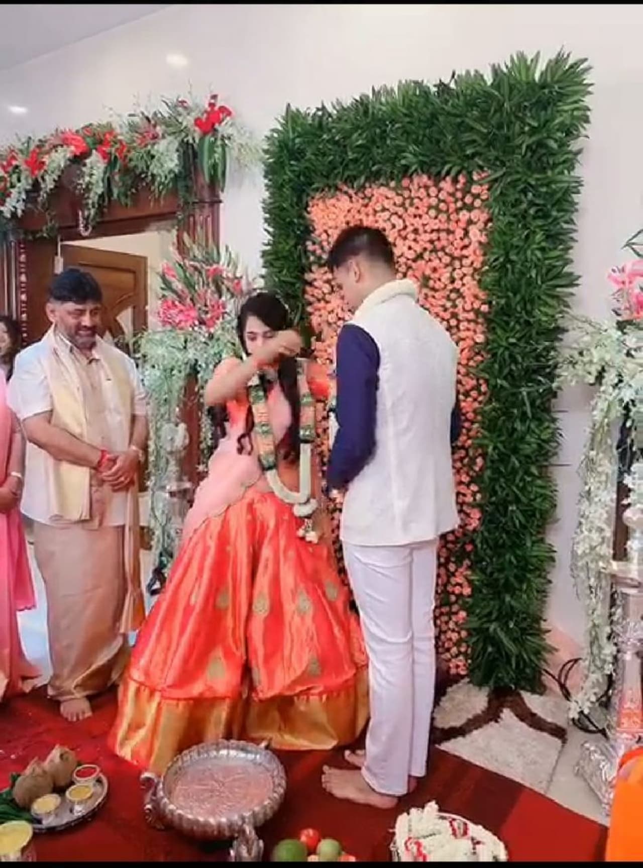 <p>ಕೆಪಿಸಿಸಿ ಅಧ್ಯಕ್ಷ ಡಿ.ಕೆ ಶಿವಕುಮಾರ್ ಪುತ್ರಿ ಐಶ್ವರ್ಯ ಮತ್ತು ಉದ್ಯಮಿ ಸಿದ್ಧಾರ್ಥ ಹೆಗಡೆ ಪುತ್ರ ಅಮರ್ಥ್ಯ ಹೆಗಡೆಯ ನಿಶ್ಚಿತಾರ್ಥಕ್ಕೆ ಮುಹೂರ್ತ ಫಿಕ್ಸ್ ಆಗಿದೆ.&nbsp;</p>