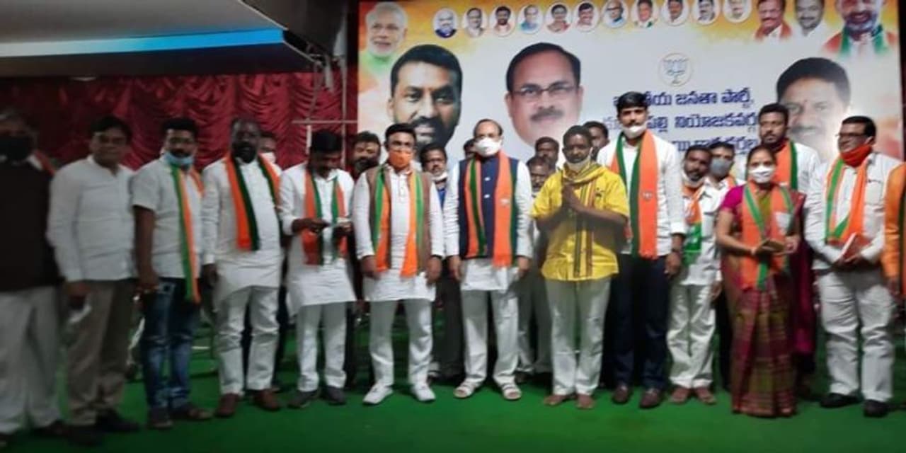 <p>ಹೈದರಾಬಾದ್ ಮಹಾನಗರ ಪಾಲಿಕೆ (ಜಿಎಚ್ಎಂಸಿ) ಚುನಾವಣೆಗೆ ಸಹ ಉಸ್ತುವಾರಿಯಾಗಿ ನೇಮಕಗೊಂಡಿರುವ ಹಿನ್ನೆಲೆಯಲ್ಲಿ ಇಂದು ಹೈದರಾಬಾದಿಗೆ ಭೇಟಿ ನೀಡಿ ಪಕ್ಷದ ರಾಷ್ಟೀಯ ಪ್ರಧಾನ ಕಾರ್ಯದರ್ಶಿ ಶ್ರೀ ಭೂಪೇಂದ್ರ ಯಾದವ್ ಅವರ ಅಧ್ಯಕ್ಷತೆಯಲ್ಲಿ ನಡೆದ ಸಭೆಯಲ್ಲಿ ಪಾಲ್ಗೊಂಡದರು</p> <p>ಹೈದರಾಬಾದ್ ಮಹಾನಗರ ಪಾಲಿಕೆ (ಜಿಎಚ್ಎಂಸಿ) ಚುನಾವಣೆಗೆ ಸಹ ಉಸ್ತುವಾರಿಯಾಗಿ ನೇಮಕಗೊಂಡಿರುವ ಹಿನ್ನೆಲೆಯಲ್ಲಿ ಇಂದು ಹೈದರಾಬಾದಿಗೆ ಭೇಟಿ ನೀಡಿ ಪಕ್ಷದ ರಾಷ್ಟೀಯ ಪ್ರಧಾನ ಕಾರ್ಯದರ್ಶಿ ಶ್ರೀ ಭೂಪೇಂದ್ರ ಯಾದವ್ ಅವರ ಅಧ್ಯಕ್ಷತೆಯಲ್ಲಿ ನಡೆದ ಸಭೆಯಲ್ಲಿ ಪಾಲ್ಗೊಂಡದರು</p>