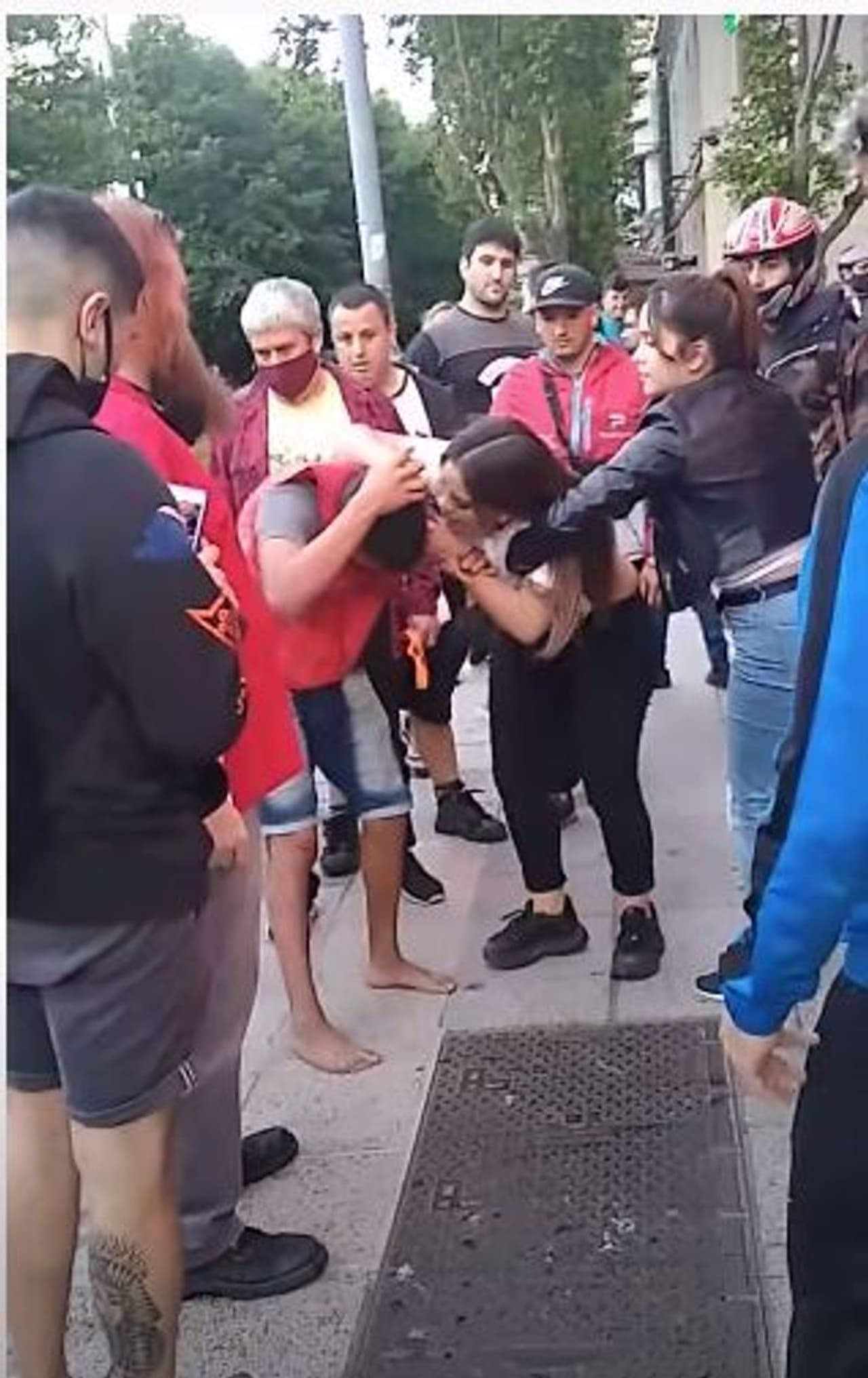 <p><br />അവളുടെ കൈയിലെ പുതിയ സ്മാര്‍ട്ട് ഫോണ്‍ തട്ടിയെടുക്കലായിരുന്നു അവന്റെ ഉദ്ദേശ്യം. എന്നാല്‍, അവള്‍ ആരെന്ന് മനസ്സിലായ നിമിഷം അവന്റെ മൊത്തം പ്ലാനും തെറ്റിപ്പോയി.&nbsp;</p>